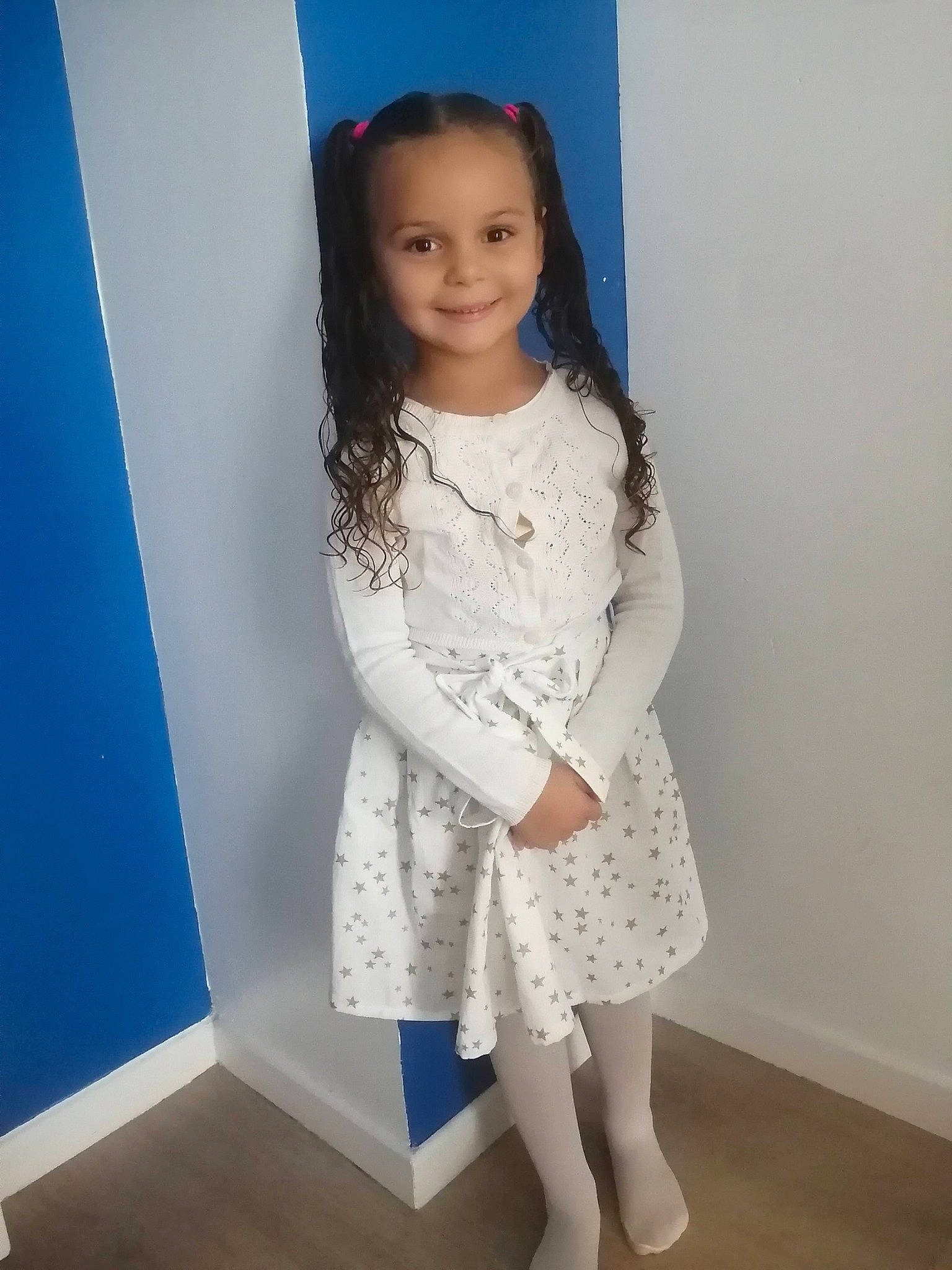 Kamélia a rejoint le concours — aidez-le/la à gagner de superbes lots ! blue, child, face, fashion_design, flooring, hair, head, human_body, joy, knee, leg, long_hair, neck, one_piece_garment, person, shoulder, skin, sleeve, smile, thigh