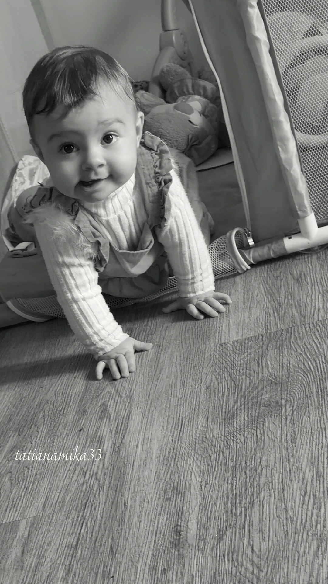 Luna participe au concours pour gagner de l'argent avec cette photo : baby, child, crawling, smiling, playpen, toy, soft_toy, floor, indoors, black_and_white, portrait, cute, infant, clothing, hand, face, head, eyes, expression, baby_girl