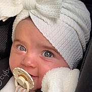 Moïra a rejoint le concours — aidez-le/la à gagner de superbes lots ! baby, infant, pacifier, white_bow, headband, blanket, car_seat, closeup, cute, smile, face, eyes, cozy, soft_texture, child, adorable, clothing, warm, portrait, happy