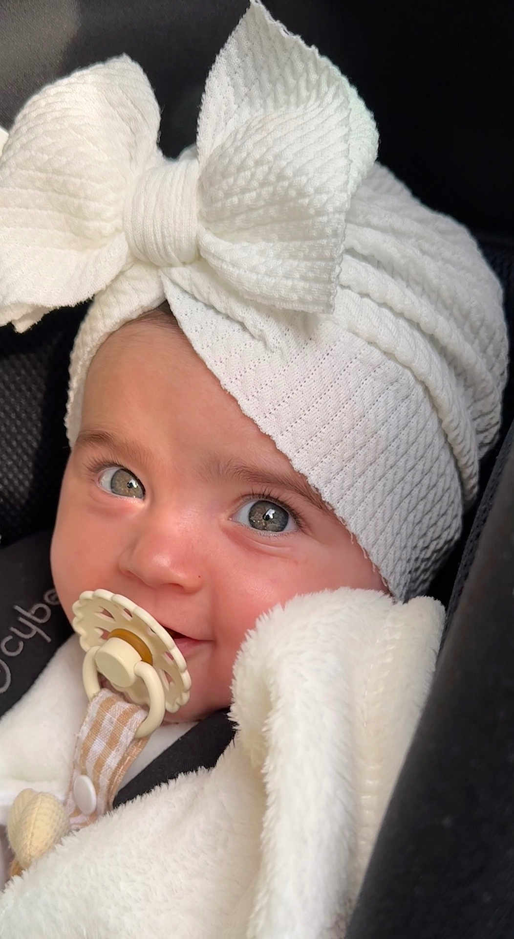 Moïra a rejoint le concours — aidez-le/la à gagner de superbes lots ! baby, infant, pacifier, white_bow, headband, blanket, car_seat, closeup, cute, smile, face, eyes, cozy, soft_texture, child, adorable, clothing, warm, portrait, happy