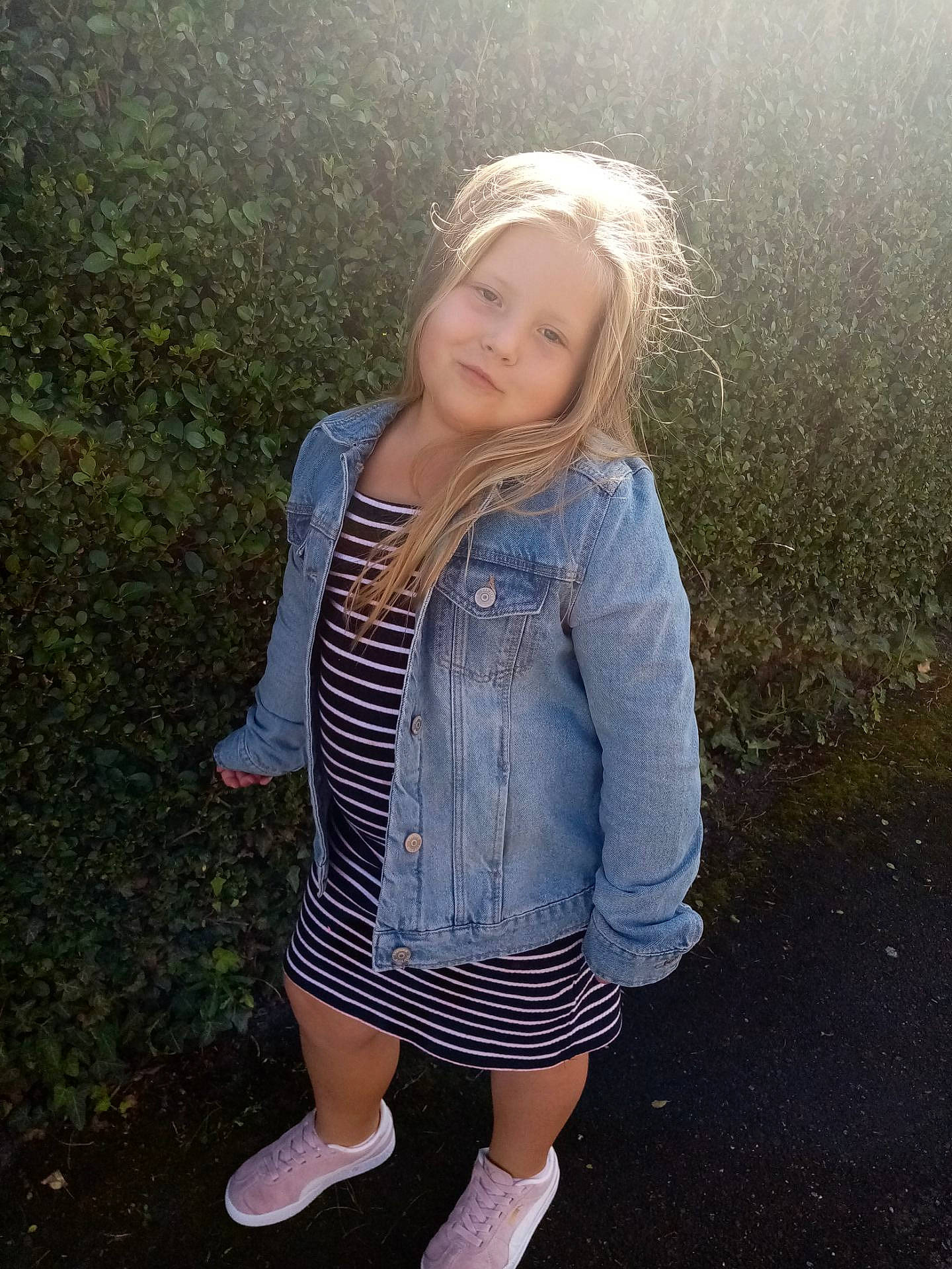 Shanna participe au concours pour gagner de l'argent avec cette photo : baby_toddler_clothing, blond, child, clothing, denim, electric_blue, face, flash_photography, grass, happy, iris, lip, long_hair, outerwear, pattern, people_in_nature, person, skin, sleeve, t_shirt