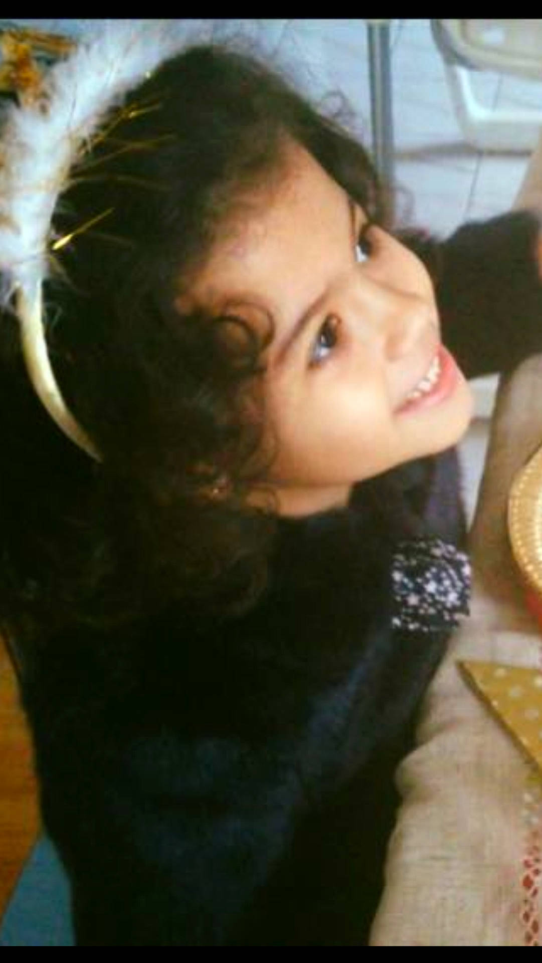 Lyne a rejoint le concours — aidez-le/la à gagner de superbes lots ! black_hair, brown_hair, cheek, chin, ear, eyebrow, face, forehead, girl, hair, hairstyle, head, human_hair_color, jaw, lady, lip, long_hair, mouth, neck, nose