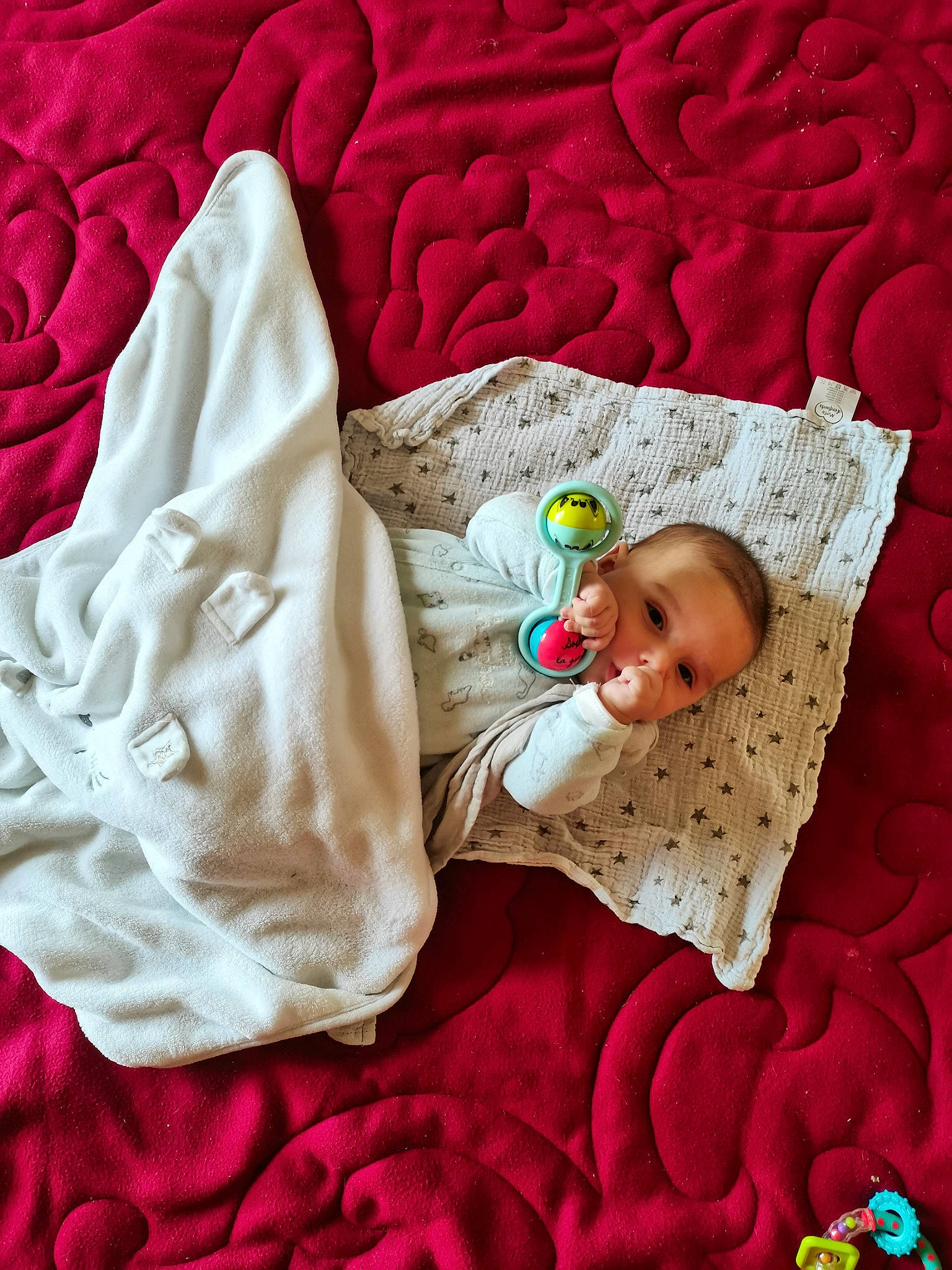 Titouan a rejoint le concours — aidez-le/la à gagner de superbes lots ! baby, baby_sleeping, bed_sheet, bedding, blanket, child, comfort, furniture, linens, nap, person, pillow, play, product, quilt, red, room, sleep, textile, toddler