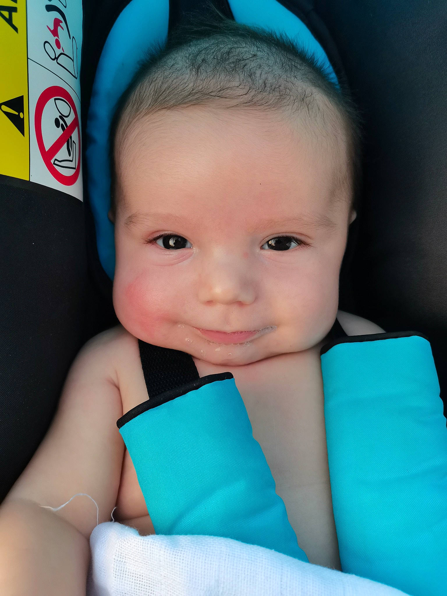 Titouan a rejoint le concours — aidez-le/la à gagner de superbes lots ! baby, blue, car_seat, cheek, child, chin, ear, eye, face, finger, forehead, hand, head, iris, neck, nose, person, skin, toddler, turquoise