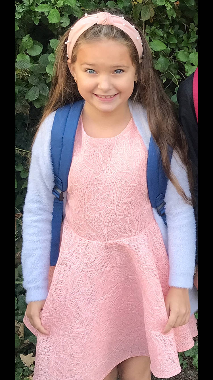 Ashley participe au concours pour gagner de l'argent avec cette photo : beauty, day_dress, dress, electric_blue, eye, face, formal_wear, grass, happy, headpiece, headwear, joy, lip, neck, one_piece_garment, person, pink, skin, sleeve, smile