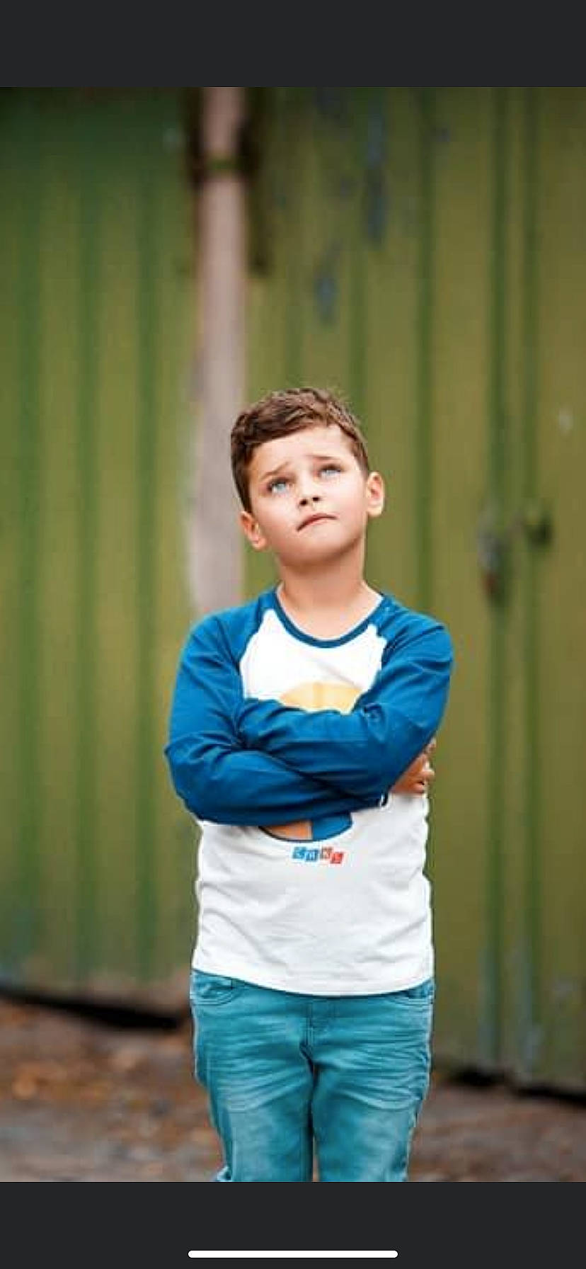 Thimote participe au concours pour gagner de l'argent avec cette photo : child, denim, electric_blue, event, face, flash_photography, fun, gesture, grass, happy, leisure, neck, person, portrait, portrait_photography, sitting, sleeve, sportswear, t_shirt, toddler