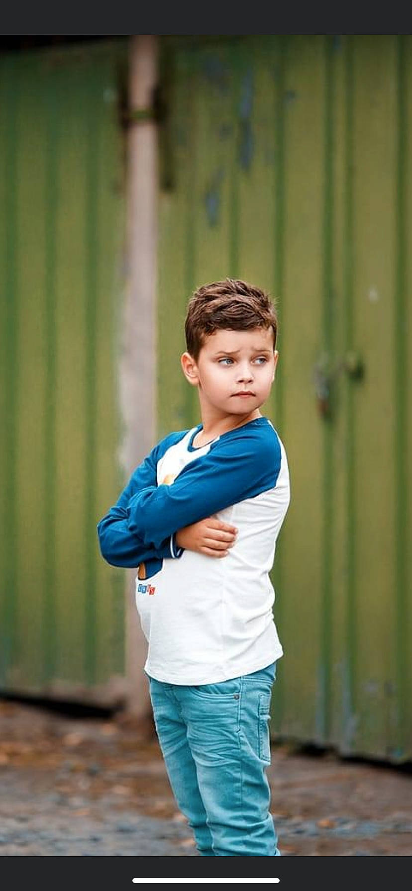 Thimote participe au concours pour gagner de l'argent avec cette photo : abdomen, azure, denim, electric_blue, flash_photography, fun, grass, happy, leisure, neck, people_in_nature, person, player, recreation, shoulder, sitting, sleeve, sportswear, t_shirt, trunk