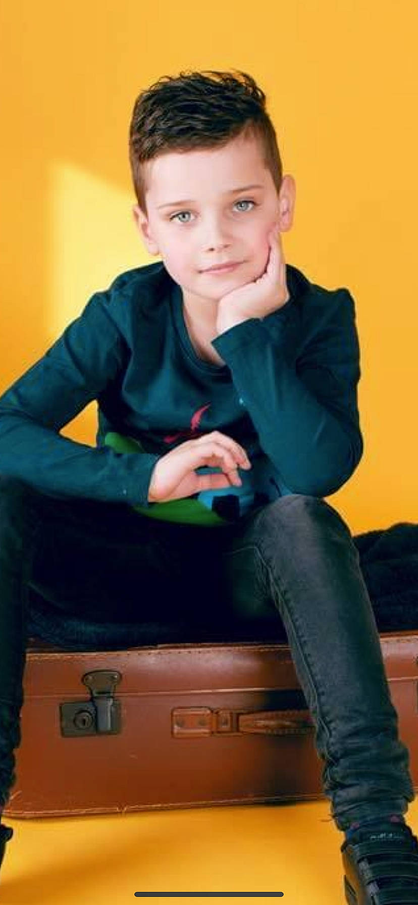 Thimote a rejoint le concours — aidez-le/la à gagner de superbes lots ! beauty, cool, denim, electric_blue, eye, fashion, flash_photography, happy, human, human_leg, jeans, knee, neck, person, photograph, sitting, skin, sleeve, standing, thigh