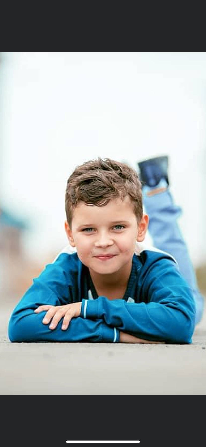 Thimote a rejoint le concours — aidez-le/la à gagner de superbes lots ! child, comfort, electric_blue, flash_photography, fun, grass, happy, hoodie, joy, leisure, person, portrait, portrait_photography, sitting, sleeve, smile, t_shirt, toddler, tourism, travel