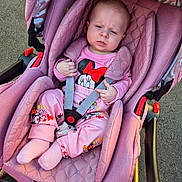 Antonia a rejoint le concours — aidez-le/la à gagner de superbes lots ! baby, baby_clothes, cartoon, child, clothing, cute, expression, fabric, face, infant, mickey_mouse, outdoor, person, pink, portrait, seat, seatbelt, socks, stroller, toddler