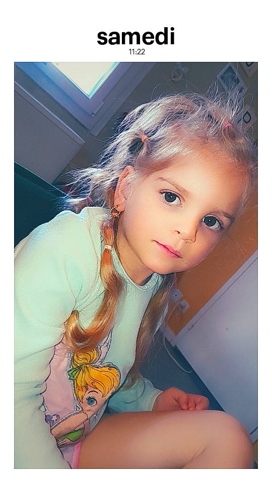 Jazzz participe au concours pour gagner de l'argent avec cette photo : beauty, blond, brown_hair, child, child_model, eyelash, fashion_accessory, flash_photography, hair_coloring, happy, person, photo_caption, portrait, portrait_photography, sitting, smile, stock_photography, toddler
