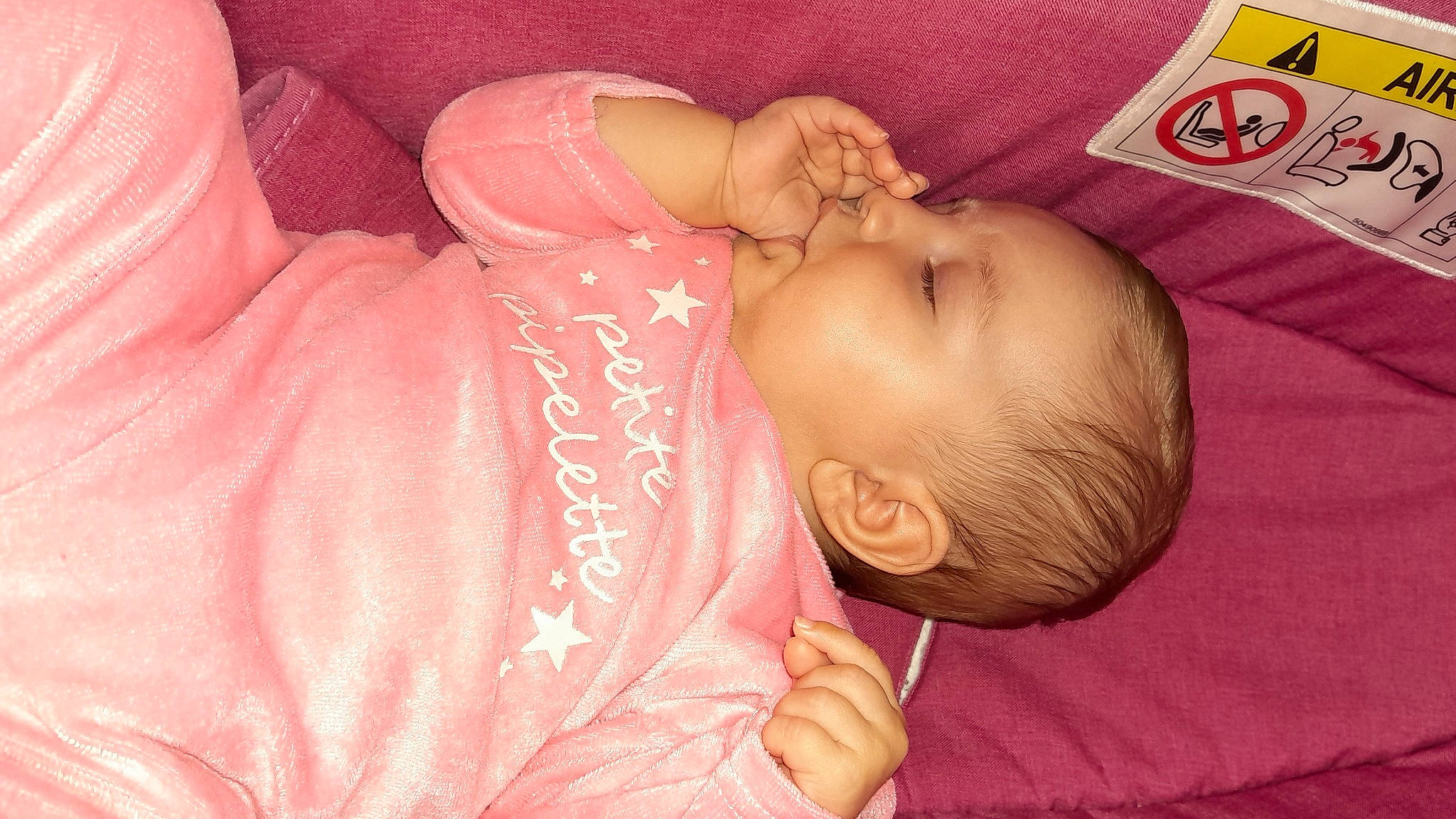 Mensia a rejoint le concours — aidez-le/la à gagner de superbes lots ! baby, baby_products, baby_toddler_clothing, cheek, child, comfort, ear, eyelash, finger, happy, iris, lip, mouth, nail, nose, person, pink, skin, sleeve, thumb