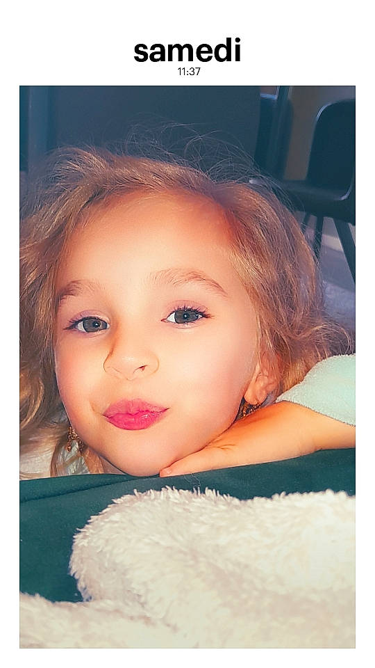 Perla participe au concours pour gagner de l'argent avec cette photo : beauty, cheek, child, chin, eyebrow, eyelash, fashion_accessory, flash_photography, fun, fur, happy, iris, lip, magenta, nose, person, photo_caption, portrait_photography, selfie, smile