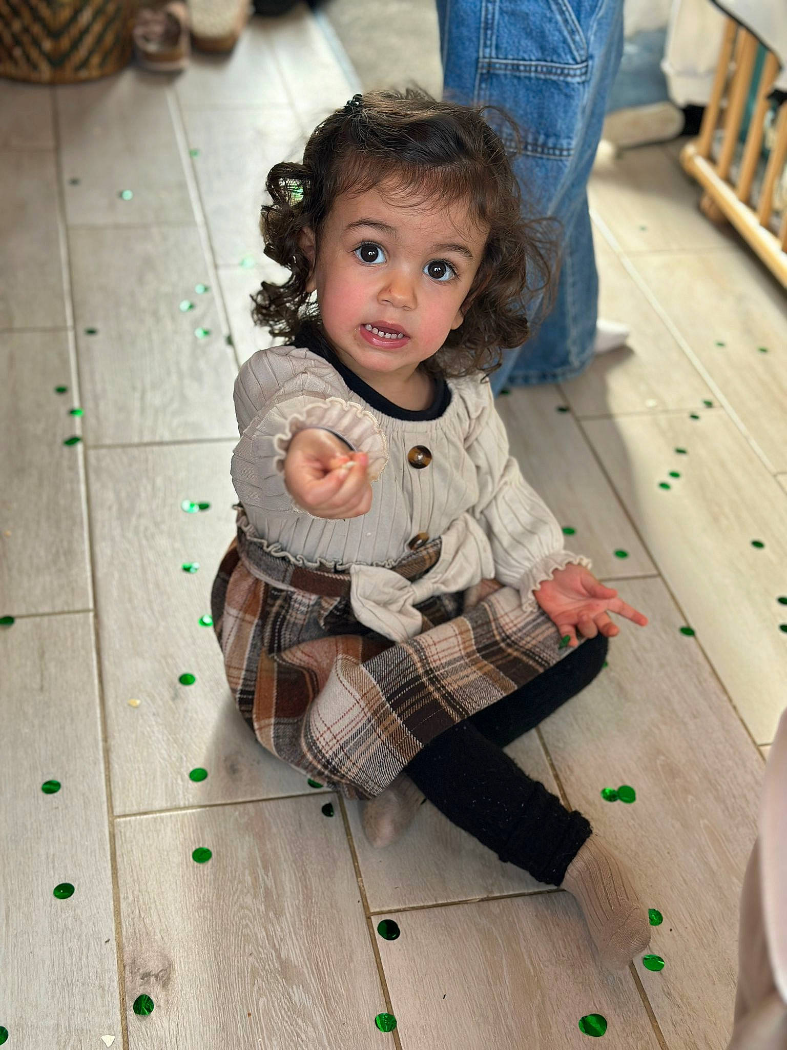 Cataléya participe au concours pour gagner de l'argent avec cette photo : baby, child, doll, floor, flooring, fun, hair, happy, hardwood, head, human_leg, joint, leg, pattern, person, sitting, skin, tartan, toddler, toy