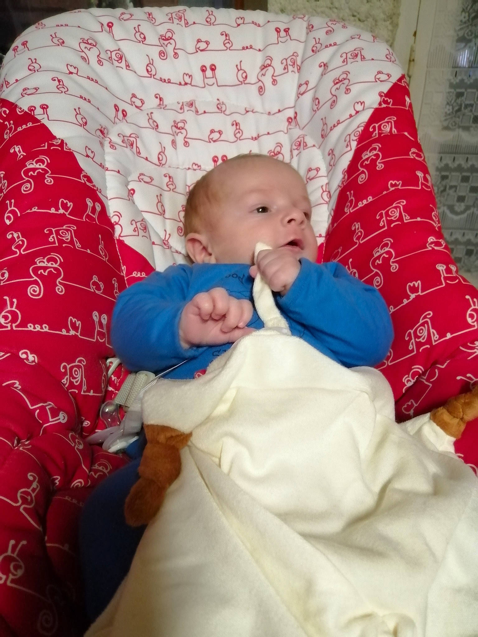 Gabriel a rejoint le concours — aidez-le/la à gagner de superbes lots ! baby, baby_toddler_clothing, cheek, child, comfort, couch, event, facial_expression, happy, head, iris, linens, mouth, person, pink, product, sitting, skin, sleeve, textile