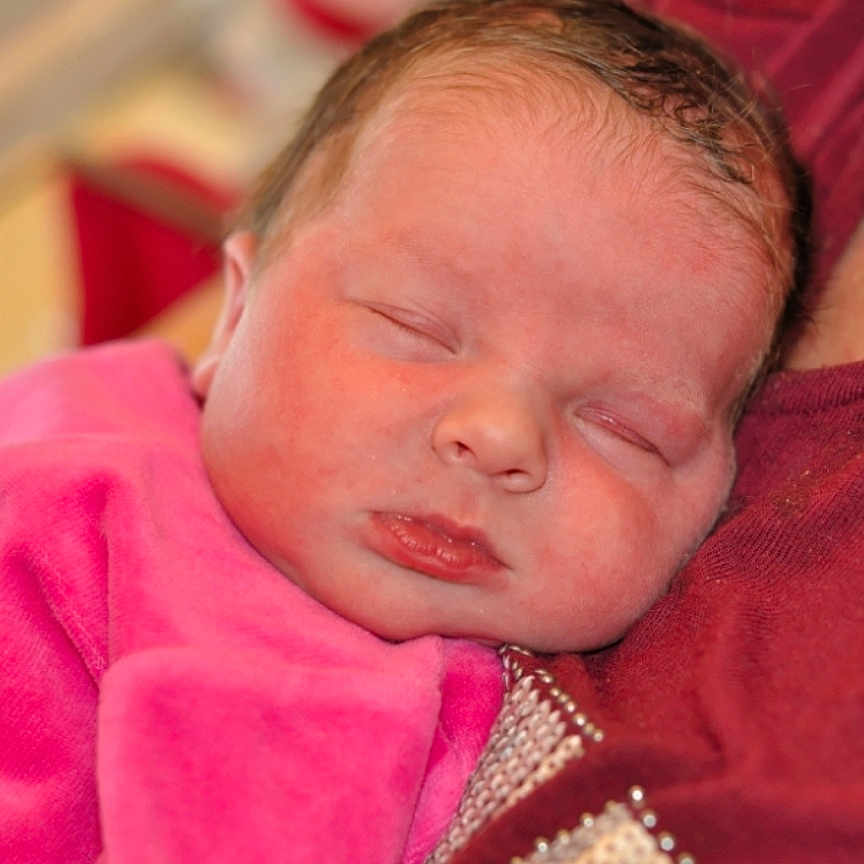 Melyna a rejoint le concours — aidez-le/la à gagner de superbes lots ! baby, child, closeup, cozy, cute, face, head, indoors, infant, newborn, peaceful, person, pink_blanket, portrait, resting, skin, sleeping, soft, warm, young_child