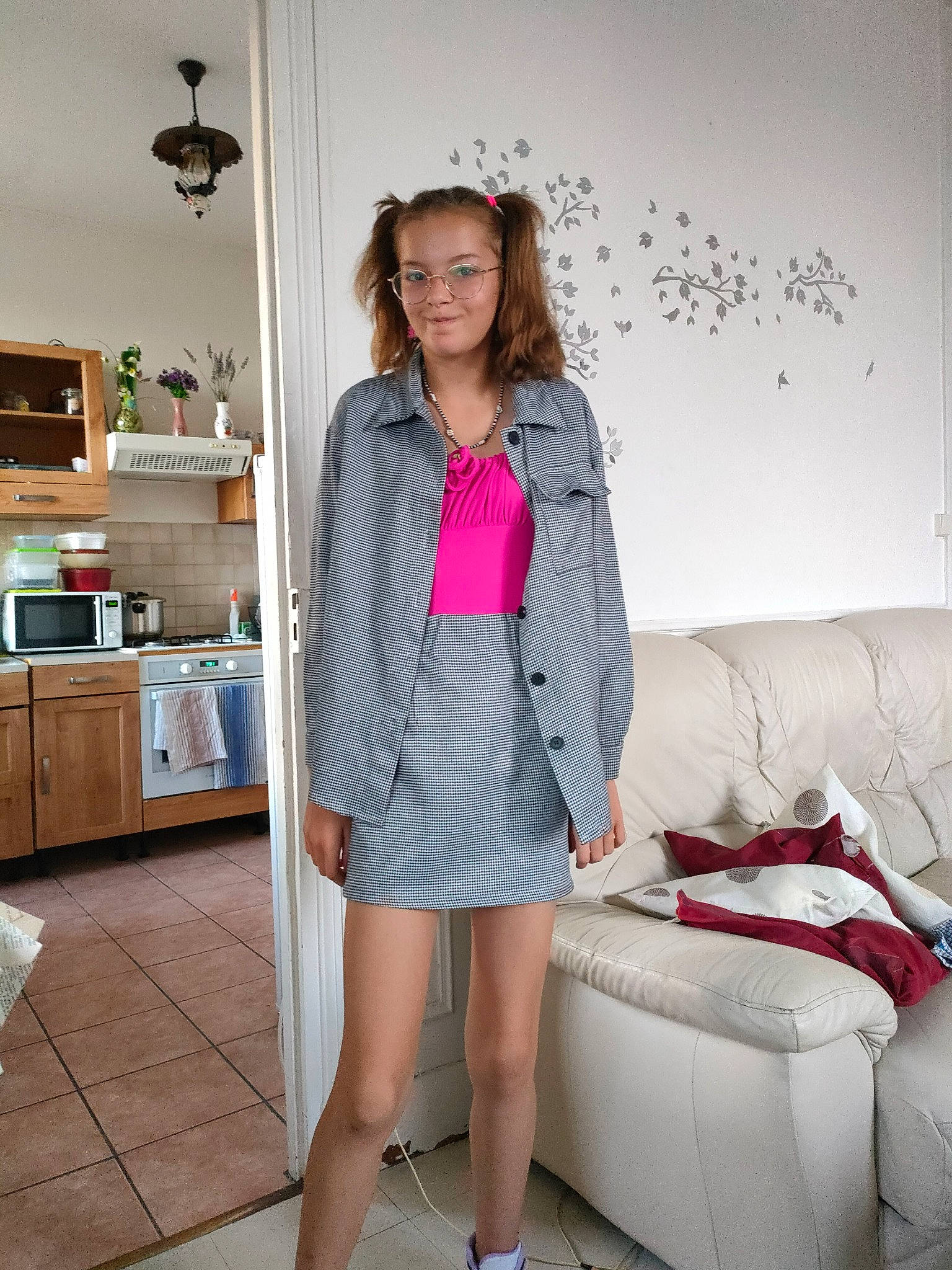 Léonie a rejoint le concours — aidez-le/la à gagner de superbes lots ! blazer, cabinetry, clothing, collar, countertop, dress_shirt, eyewear, fashion_design, flooring, hair, human_leg, joy, knee, long_hair, neck, pattern, person, pink, shoulder, sleeve