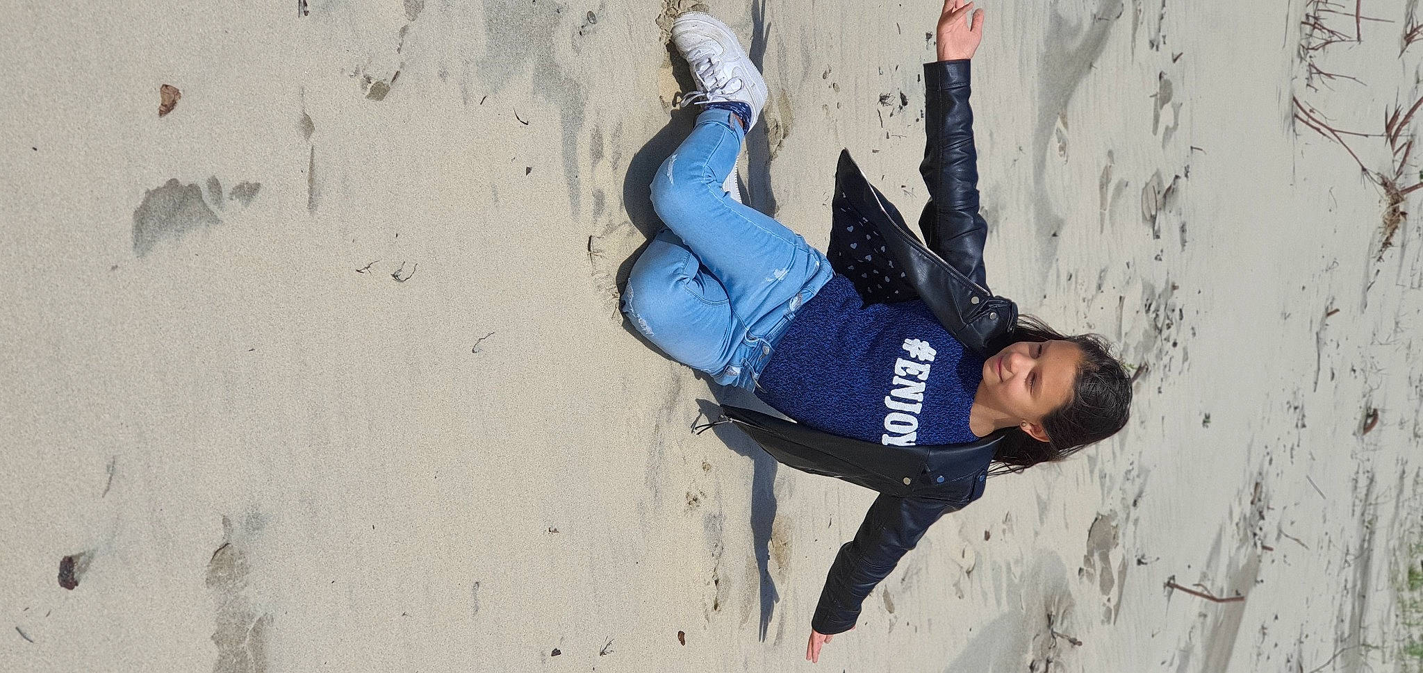 Erika participe au concours pour gagner de l'argent avec cette photo : adventure, concrete, fun, jeans, joy, person, recreation, wall