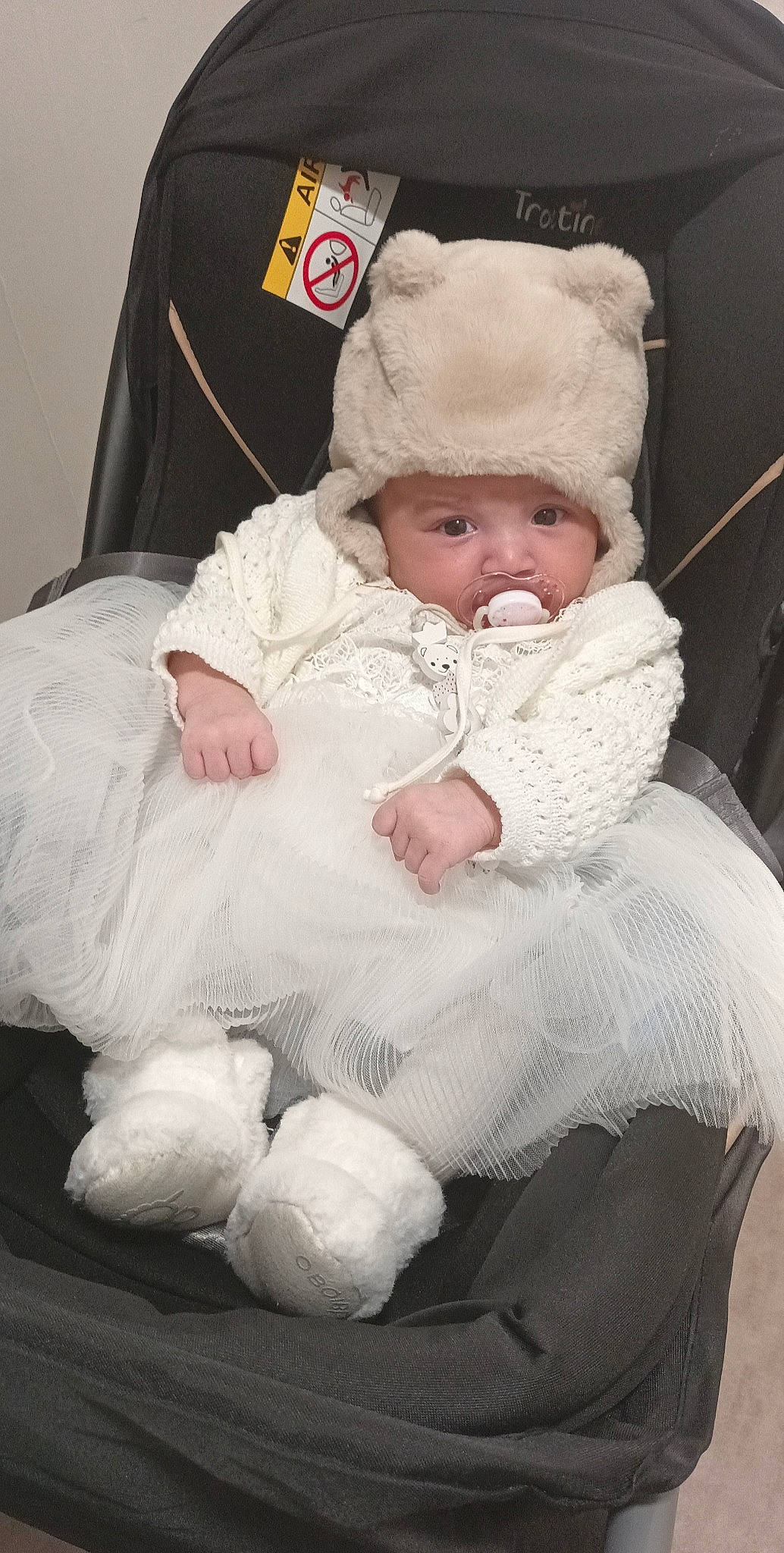 Cattaleya participe au concours pour gagner de l'argent avec cette photo : baby, baby_products, baby_toddler_clothing, cap, cheek, child, comfort, eye, fur, hat, headgear, headwear, human_body, lap, person, sitting, sleeve, toddler, wool