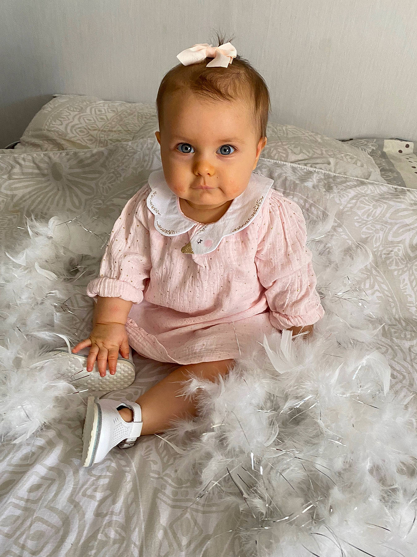 Joy a rejoint le concours — aidez-le/la à gagner de superbes lots ! baby, baby_toddler_clothing, beauty, child, comfort, dress, face, flash_photography, floor, flooring, happy, head, headpiece, linens, person, pink, product, skin, sleeve, textile