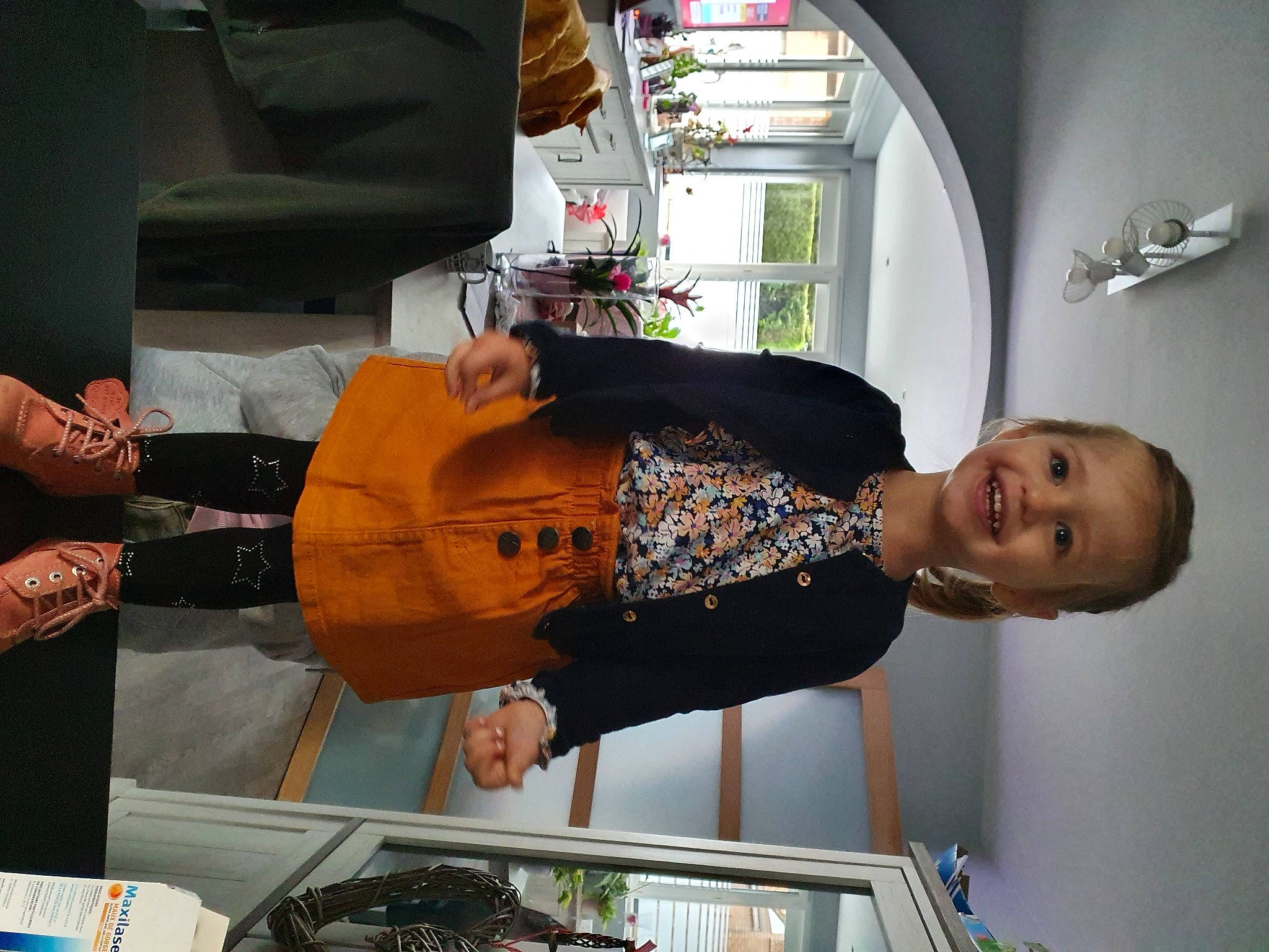 Mia a rejoint le concours — aidez-le/la à gagner de superbes lots ! arm, cocktail_dress, fashion_design, fun, human_leg, joy, person, room, sleeve, smile, snapshot, street_fashion, thigh, waist, wrist