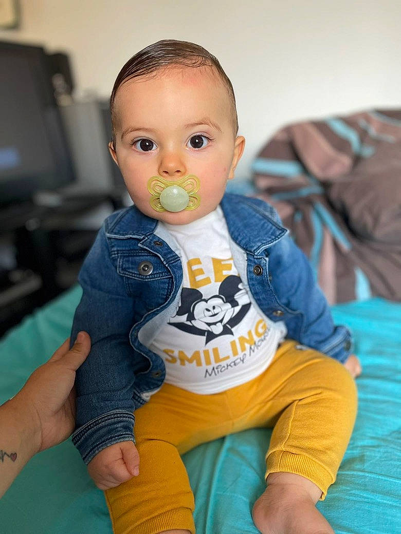 Kayron a rejoint le concours — aidez-le/la à gagner de superbes lots ! baby, baby_toddler_clothing, cheek, child, computer_keyboard, computer_monitor, electric_blue, finger, flooring, happy, head, joint, person, product, sitting, skin, sleeve, sportswear, t_shirt, thigh