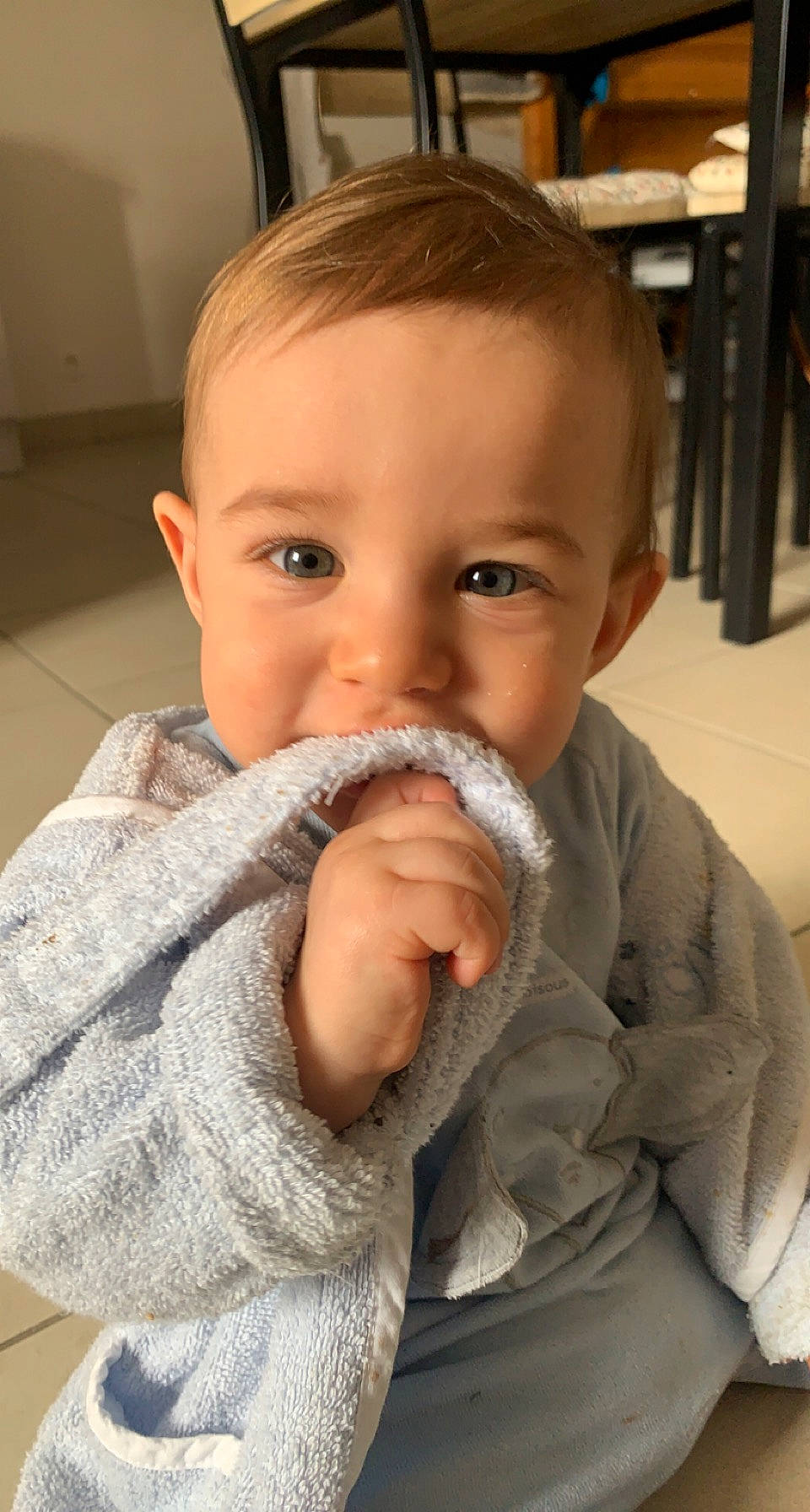 Noé a rejoint le concours — aidez-le/la à gagner de superbes lots ! arm, baby, baby_toddler_clothing, cheek, child, comfort, drinkware, eyelash, finger, gesture, head, lip, mouth, nail, nose, person, skin, sleeve, thumb, toddler