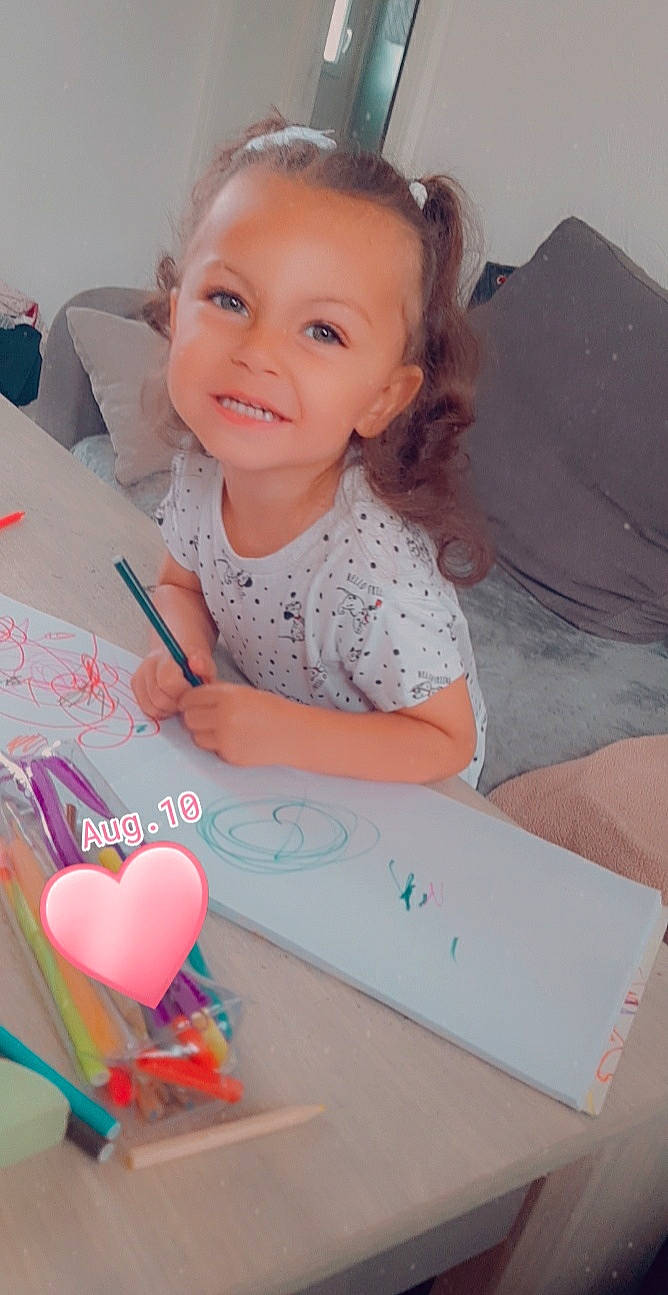 Keyssie a rejoint le concours — aidez-le/la à gagner de superbes lots ! baby_toddler_clothing, beauty, child, event, face, facial_expression, finger, fun, handwriting, happy, head, joy, magenta, organ, person, pink, purple, skin, smile, t_shirt