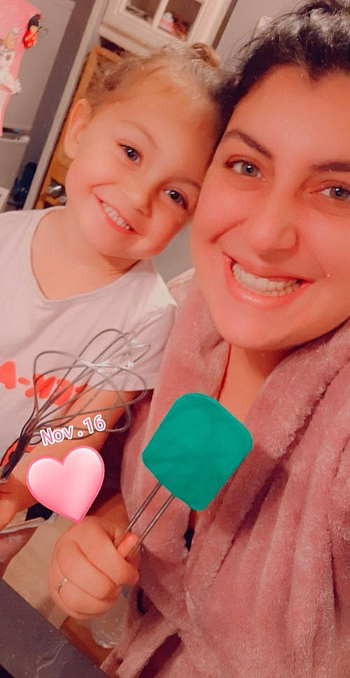 Keyssie a rejoint le concours — aidez-le/la à gagner de superbes lots ! balloon, beauty, event, eyelash, face, facial_expression, finger, fun, gesture, happy, head, human, joy, magenta, nail, organ, person, pink, skin, smile