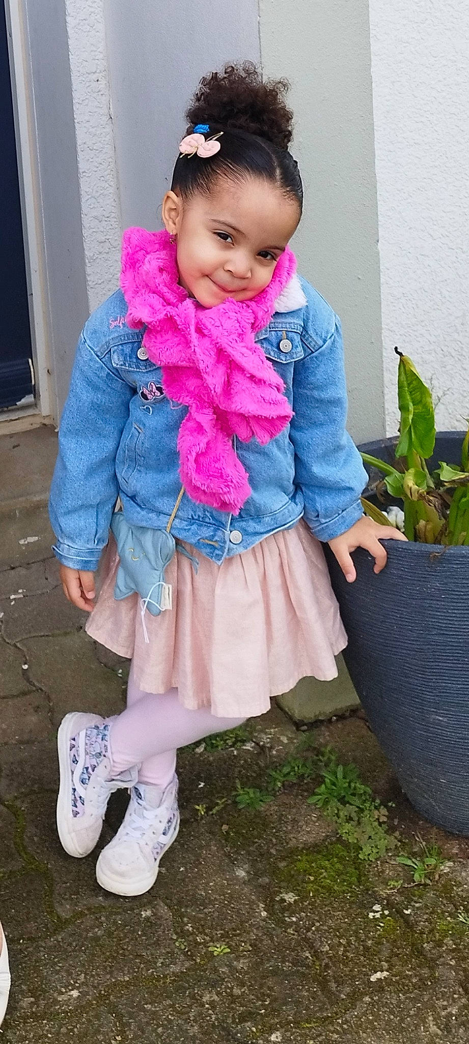 Ambre a rejoint le concours — aidez-le/la à gagner de superbes lots ! cool, dress, electric_blue, face, footwear, happy, jacket, joy, knee, leg, magenta, person, pink, plant, scarf, shoe, sleeve, stole, thigh, toddler