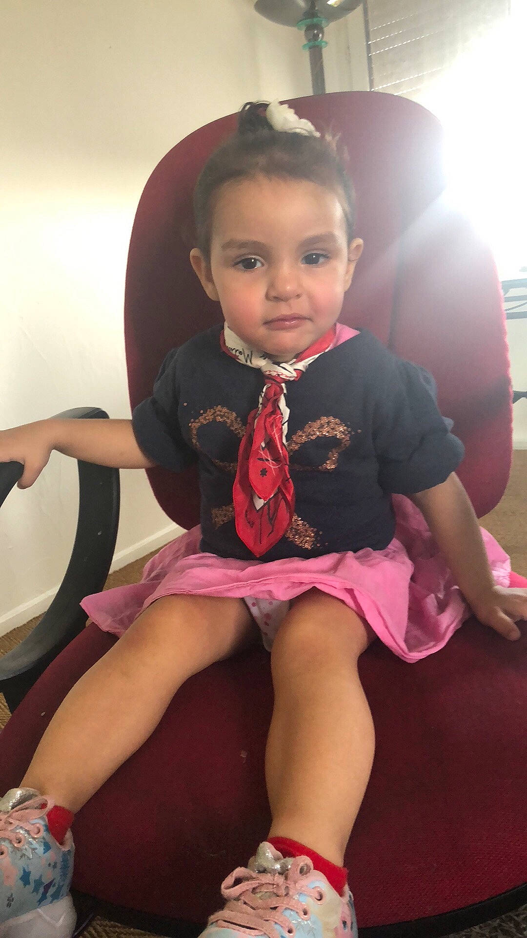 Melissa participe au concours pour gagner de l'argent avec cette photo : abdomen, arm, child, finger, fun, girl, hand, human_body, infant, joint, leg, person, pink, product, sitting, skin, thigh, toddler, trunk