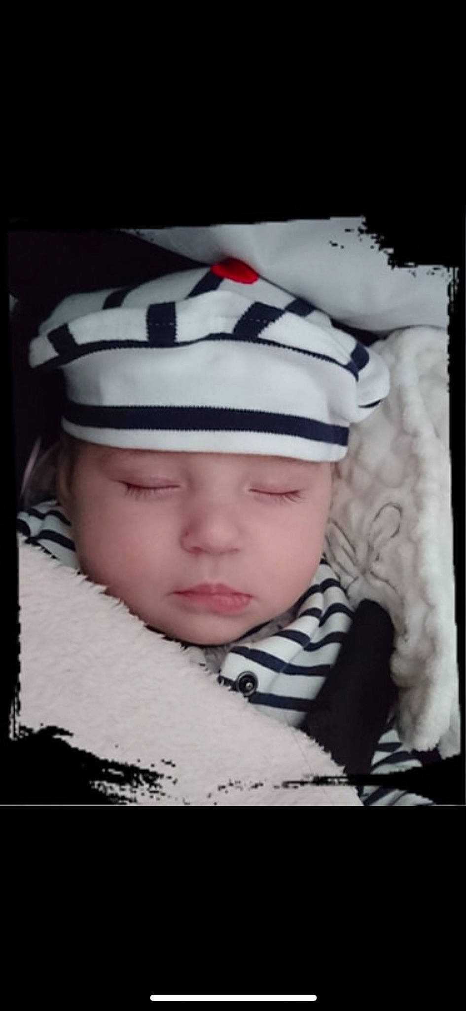 Wissem participe au concours pour gagner de l'argent avec cette photo : baby, black_and_white, cap, cheek, child, face, head, headgear, headwear, person, photograph, photography, portrait, portrait_photography, toddler