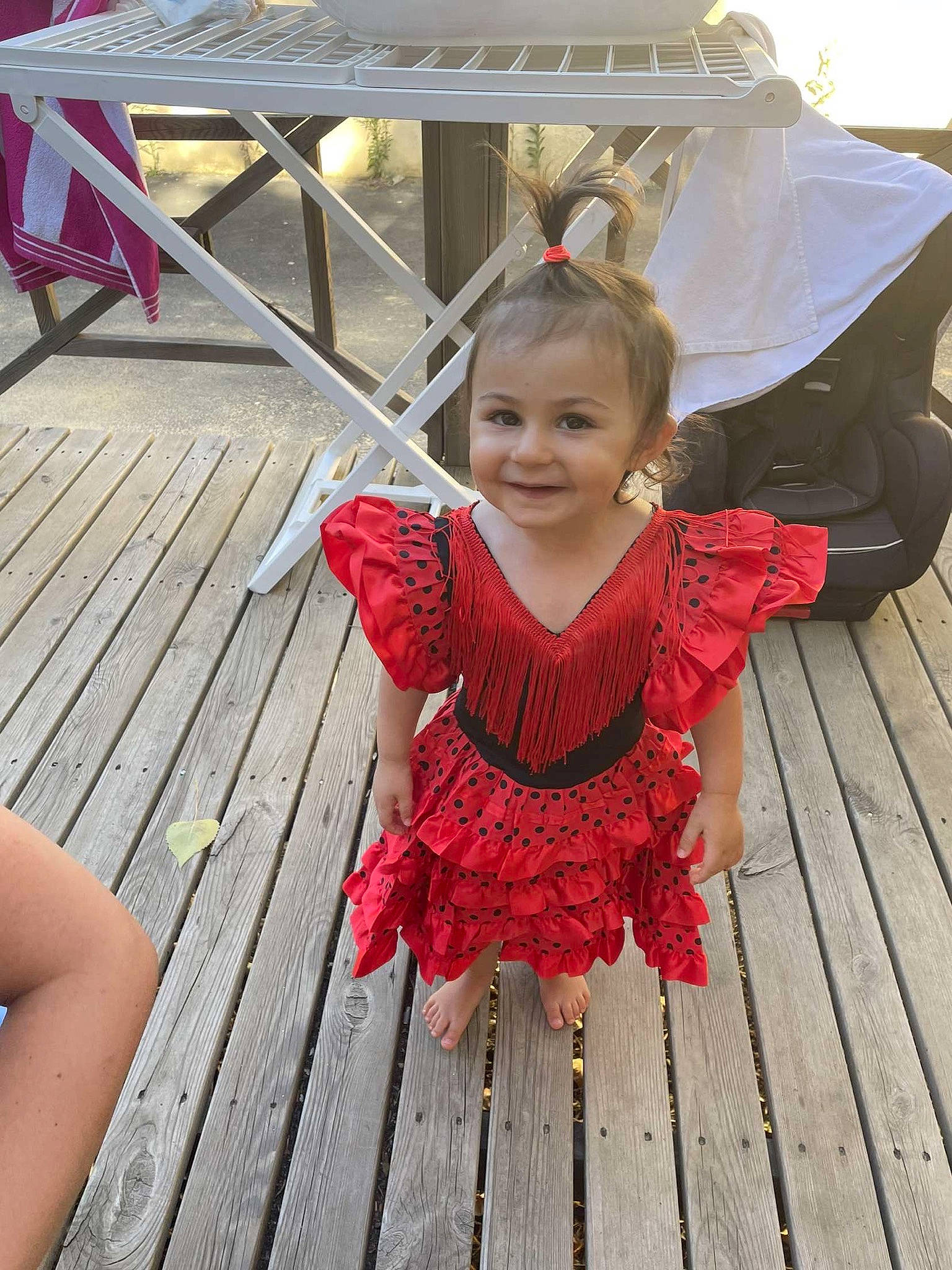 Ashley a rejoint le concours — aidez-le/la à gagner de superbes lots ! baby_toddler_clothing, child, deck, event, flooring, foot, fun, grass, happy, hardwood, joy, leisure, magenta, outdoor_furniture, person, pink, sitting, smile, toddler, vacation