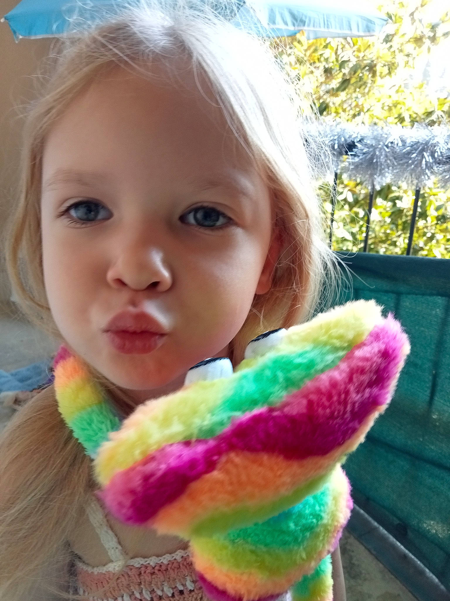 Gabriela a rejoint le concours — aidez-le/la à gagner de superbes lots ! baby_toddler_clothing, brown_hair, child, eyelash, fashion_accessory, fun, fur, grass, hair_accessory, happy, iris, lip, magenta, nose, person, pink, skin, sweetness, toddler, toy