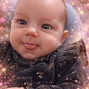 Octavia a rejoint le concours — aidez-le/la à gagner de superbes lots ! baby, child, face, tongue_out, sparkles, glow, cute, portrait, clothing, dark_fabric, close_up, infant, smiling, happy, cheeks, eyes, skin, hand, cute_expression, magic