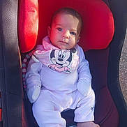 Ralia a rejoint le concours — aidez-le/la à gagner de superbes lots ! attention, baby, baby_accessory, bib, black, car_seat, child, comfort, cute, face, footwear_free, infant, minnie_mouse, outdoor, person, portrait, red, seat, sunlight, white_clothing