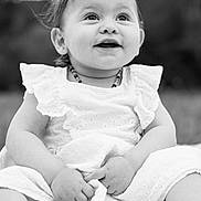 Alba a rejoint le concours — aidez-le/la à gagner de superbes lots ! baby, child, smiling, white_dress, outdoor, portrait, black_and_white, happy, sitting, flower_clip, cute, hands, face, young_child, infant, nature, grass, closeup, photography, ruffles