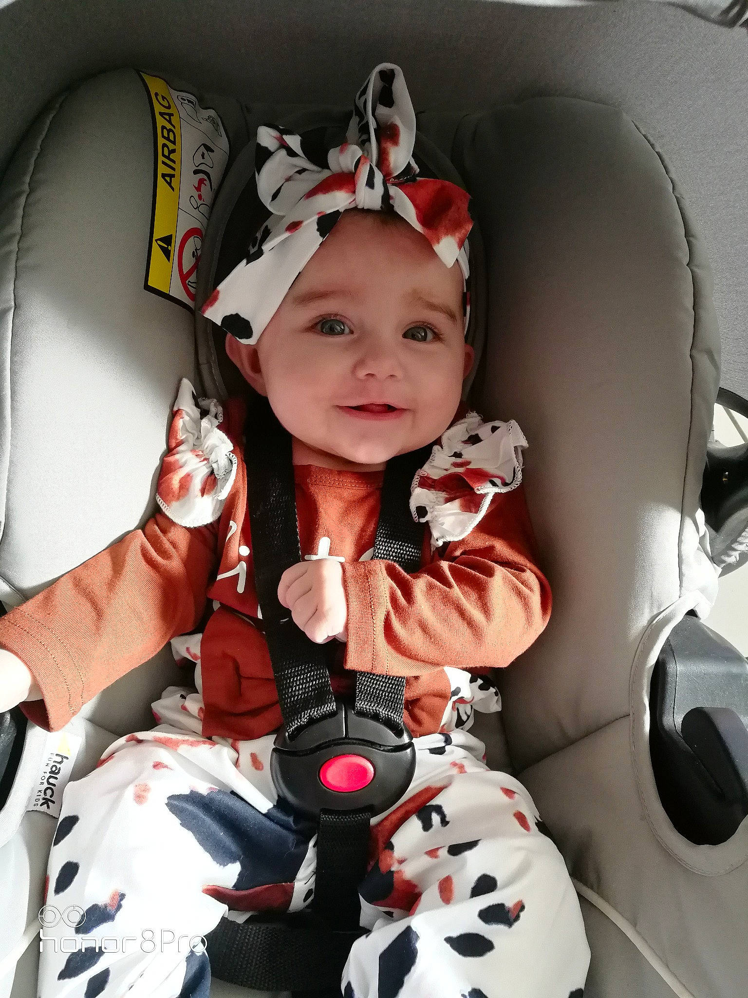 Nina participe au concours pour gagner de l'argent avec cette photo : auto_part, baby, baby_carriage, baby_in_car_seat, baby_products, baby_toddler_clothing, car_seat, carmine, child, comfort, fun, happy, headwear, joy, person, personal_protective_equipment, pink, sitting, sleeve, smile