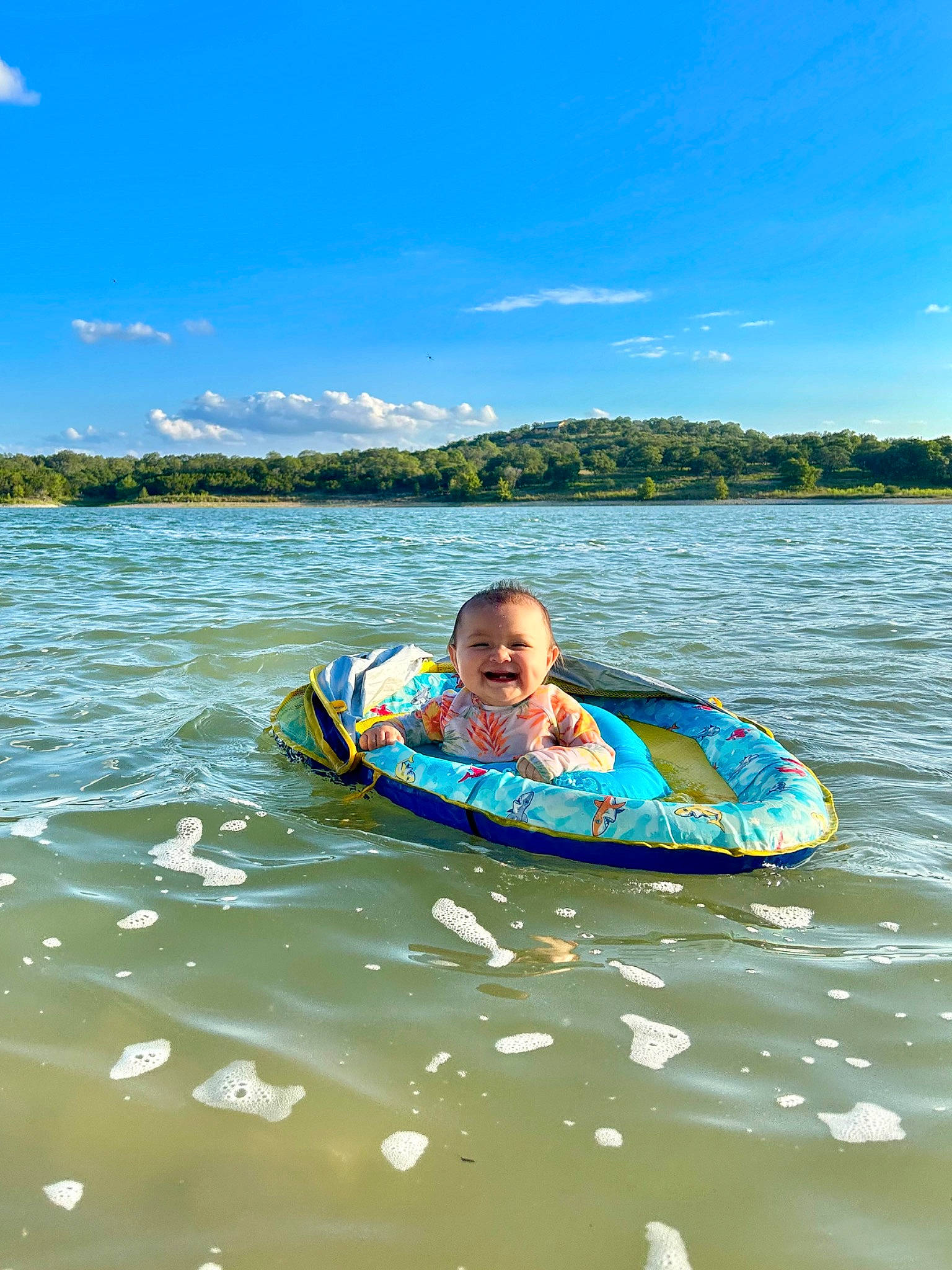 Sirena is registered to the contest to win money with this photo: boats_and_boating_equipment_and_supplies, cloud, electric_blue, fun, joy, lake, lake_district, leisure, outdoor_recreation, person, personal_protective_equipment, recreation, reservoir, sky, smile, sports, surface_water_sports, tubing, vehicle, water