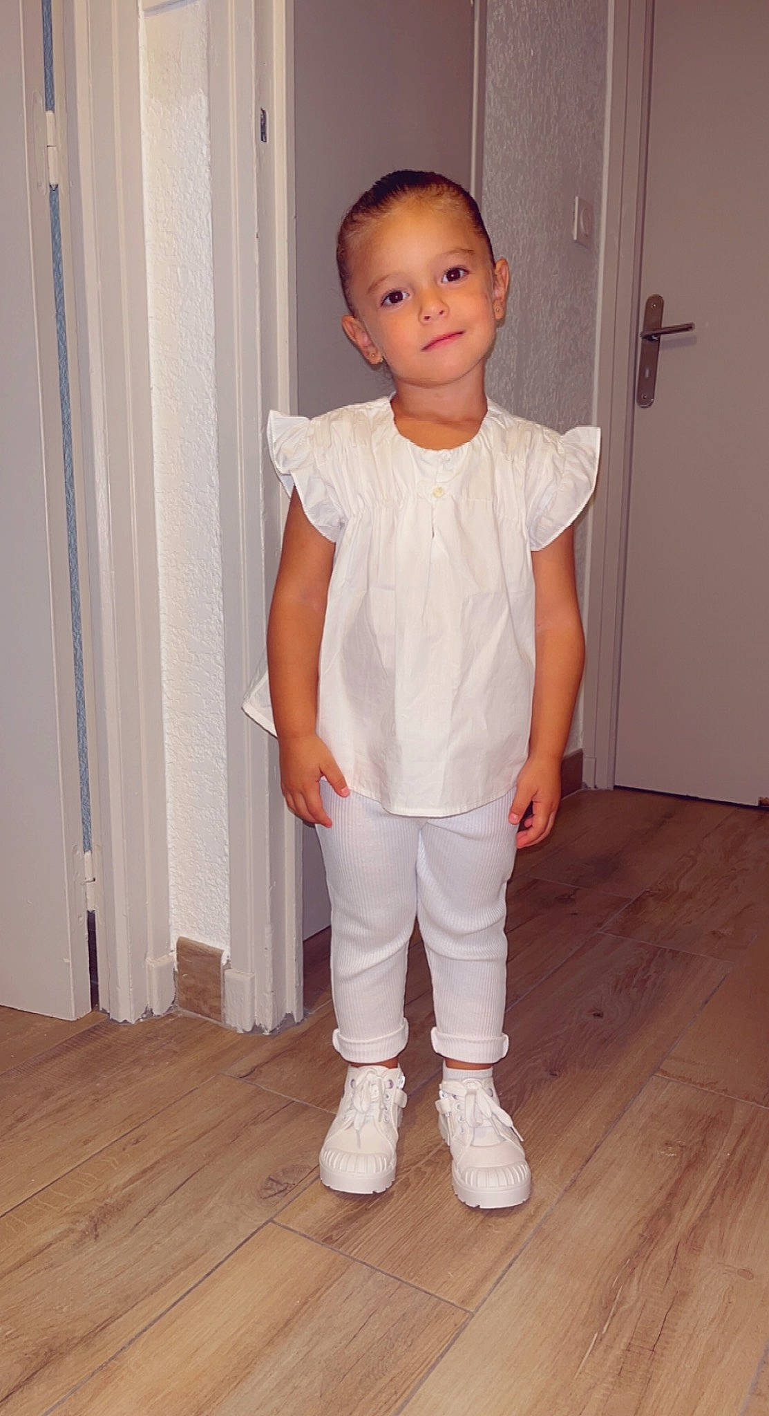 Noûr a rejoint le concours — aidez-le/la à gagner de superbes lots ! baby_toddler_clothing, chest, dress_shirt, face, fashion_design, floor, flooring, formal_wear, hardwood, human_body, knee, leg, neck, person, sleeve, t_shirt, thigh, trunk, waist, wood