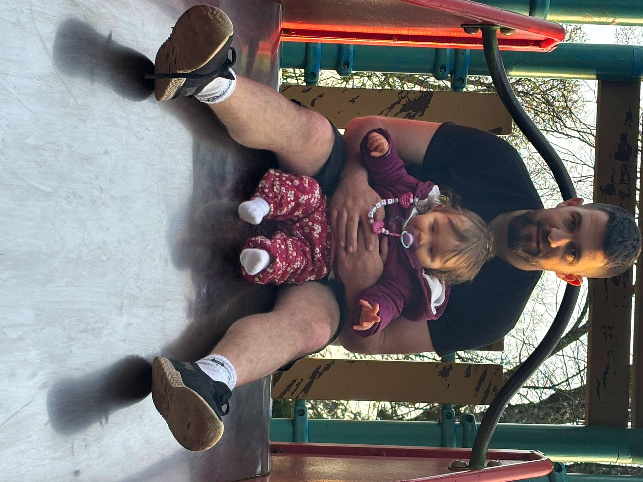 Lyana participe au concours pour gagner de l'argent avec cette photo : elbow, eyewear, fun, hat, human_leg, knee, leisure, person, physical_fitness, recreation, shorts, sneakers, sports, sportswear, t_shirt, thigh, vacation