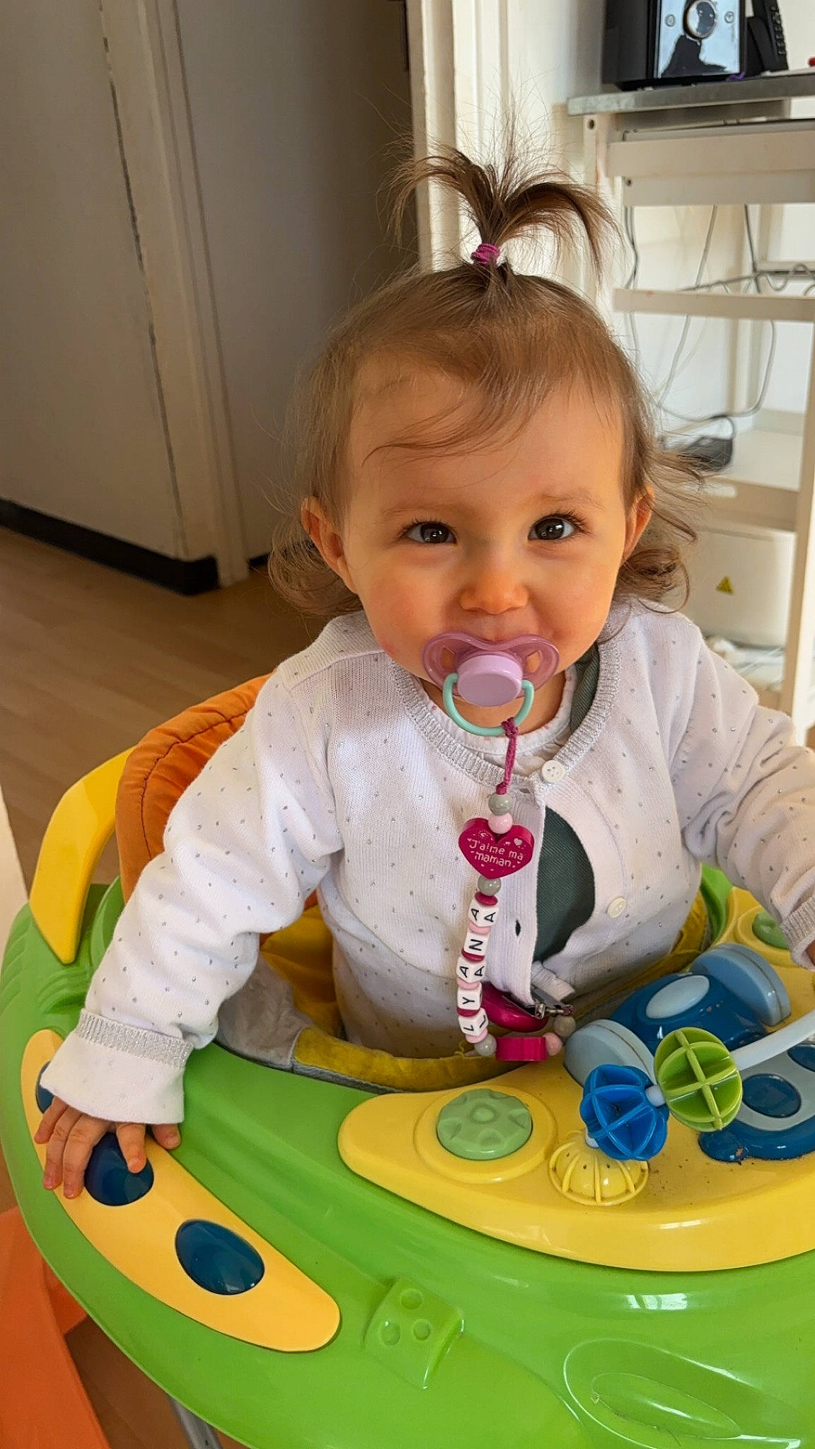 Lyana a rejoint le concours — aidez-le/la à gagner de superbes lots ! baby, baby_playing_with_toys, baby_products, baby_toddler_clothing, cheek, child, facial_expression, flooring, fun, hair, happy, people, person, play, product, room, sitting, skin, sleeve, t_shirt