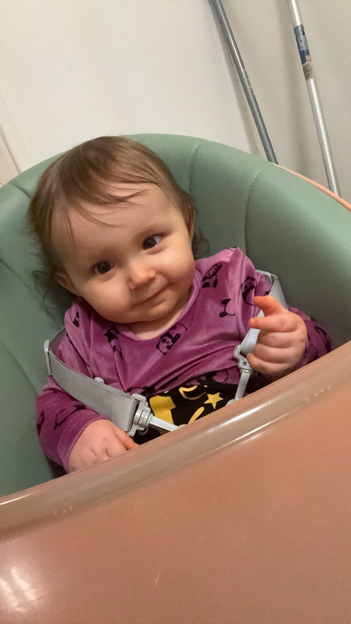 Lyana participe au concours pour gagner de l'argent avec cette photo : auto_part, automotive_mirror, baby, baby_carriage, baby_in_car_seat, baby_products, baby_safety, baby_toddler_clothing, car_seat, cheek, child, comfort, finger, fun, hand, person, seat_belt, sitting, skin, toddler