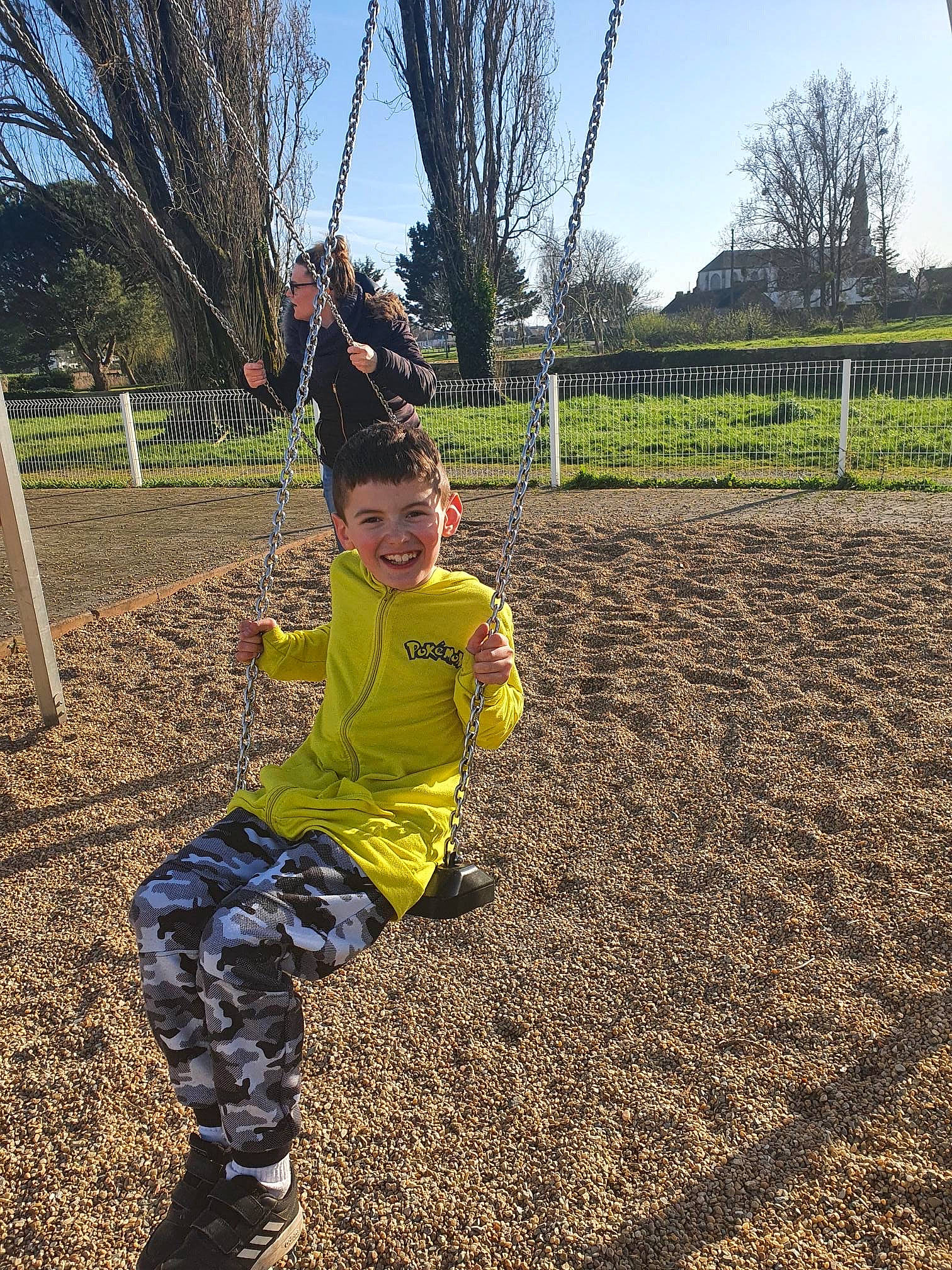 Mathys participe au concours pour gagner de l'argent avec cette photo : city, fun, grass, grass_family, grassland, happy, joy, landscape, leaf, leisure, people_in_nature, person, plant, player, playground, recreation, sky, sneakers, soil, swing