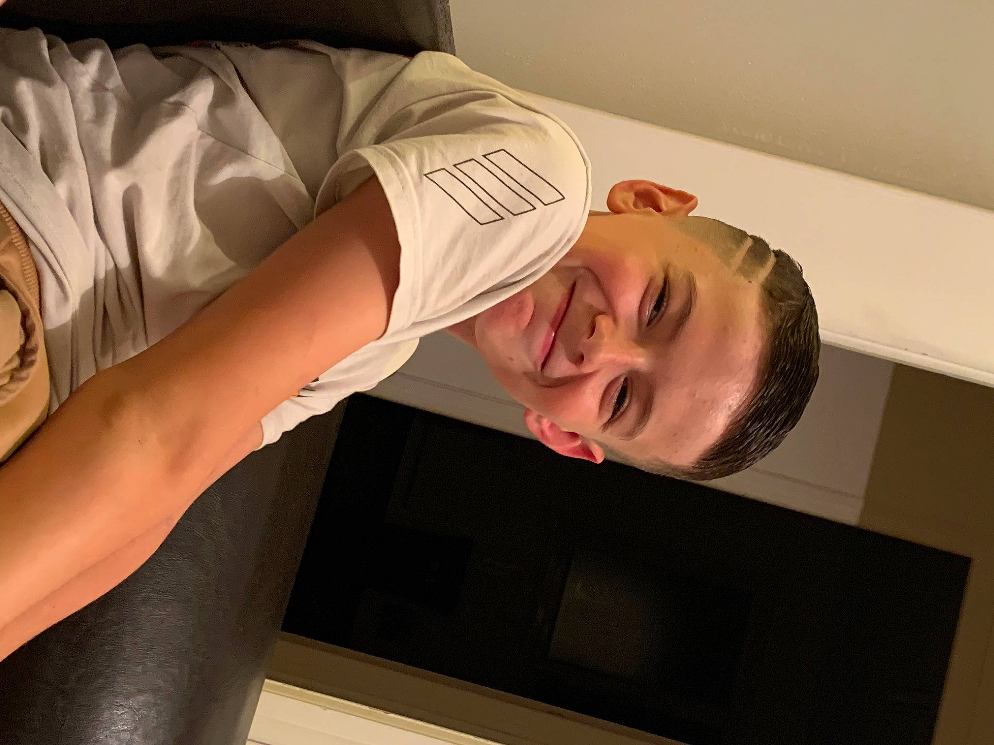 Mathys participe au concours pour gagner de l'argent avec cette photo : arm, chest, comfort, elbow, eyelash, gesture, hand, happy, human_body, human_leg, joint, joy, knee, mouth, neck, person, shoulder, sleeve, smile, thigh