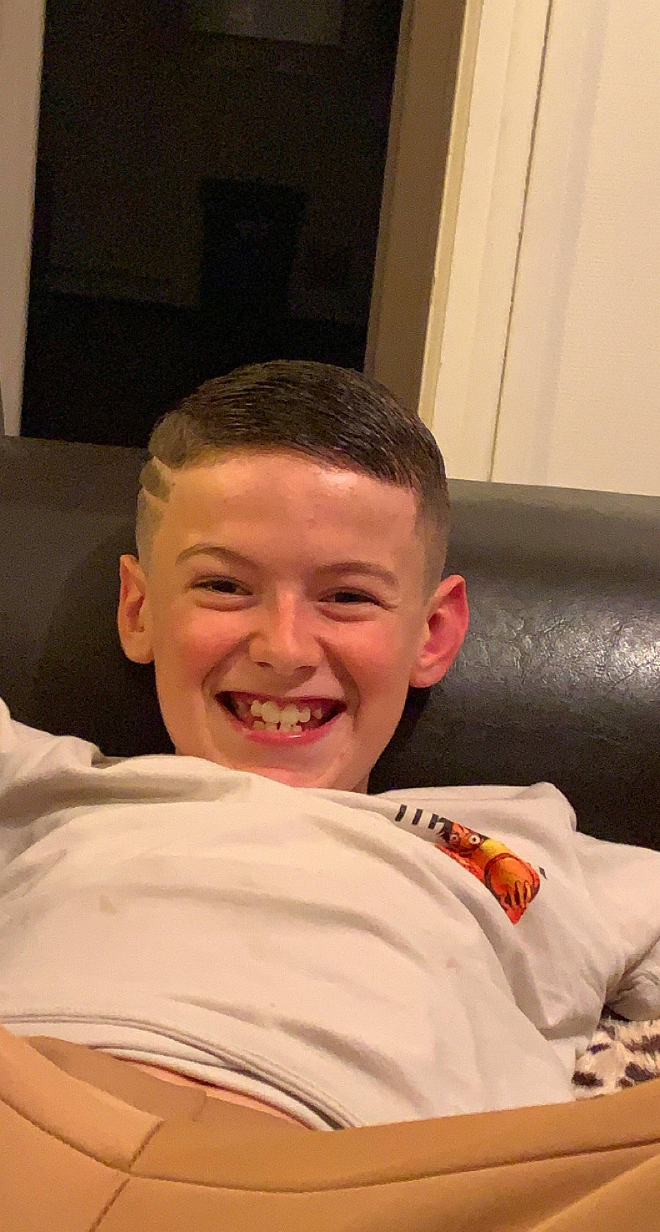 Mathys participe au concours pour gagner de l'argent avec cette photo : buzz_cut, caesar_cut, cheek, chest, child, chin, comfort, crew_cut, eyebrow, facial_expression, flooring, forehead, fun, happy, jaw, joy, mouth, person, room, sitting