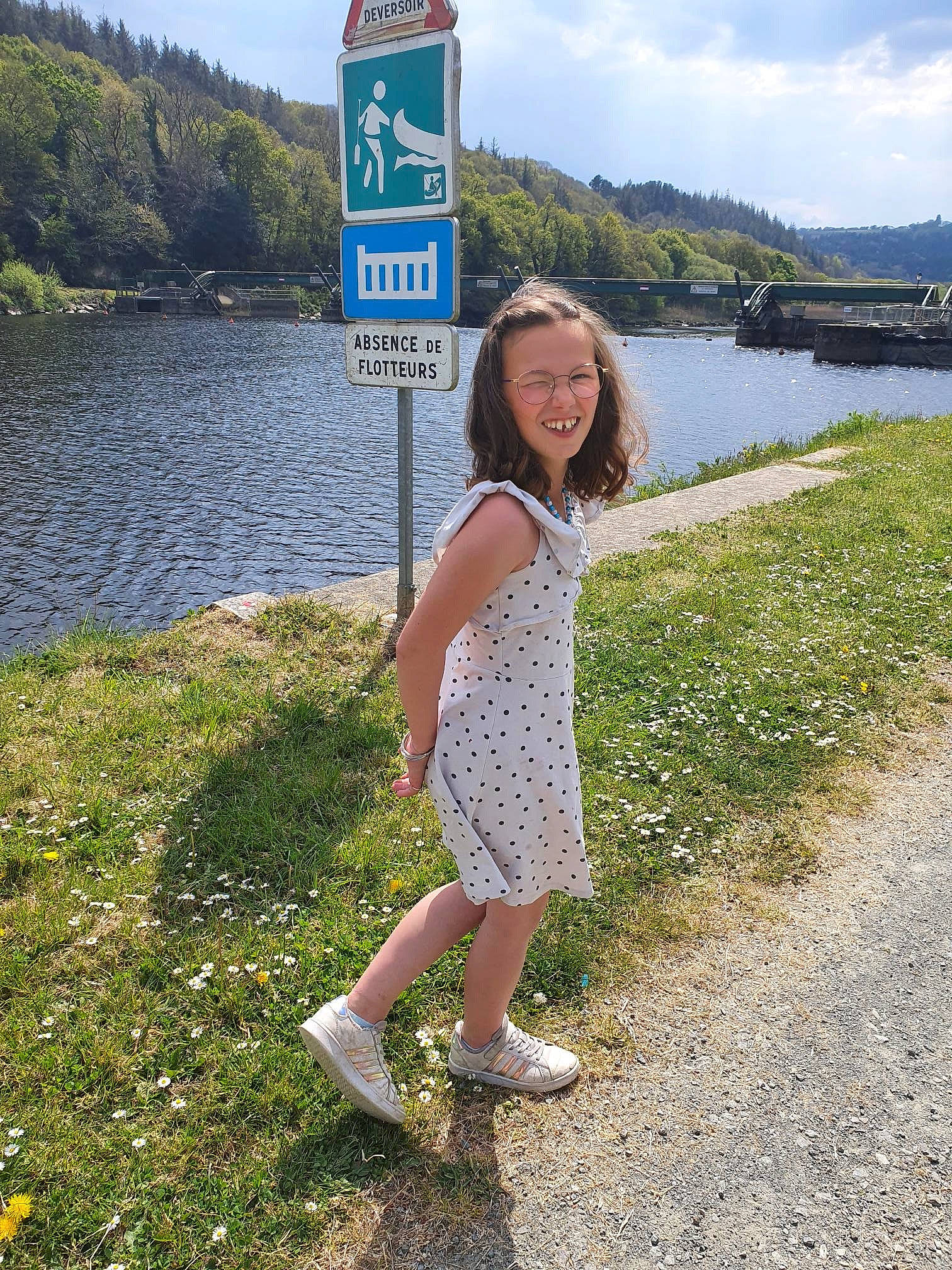 Youna participe au concours pour gagner de l'argent avec cette photo : asphalt, fun, grass, happy, human_leg, joy, lake, landscape, leisure, mountain, people_in_nature, person, plant, recreation, sandal, sky, smile, street_fashion, summer, travel