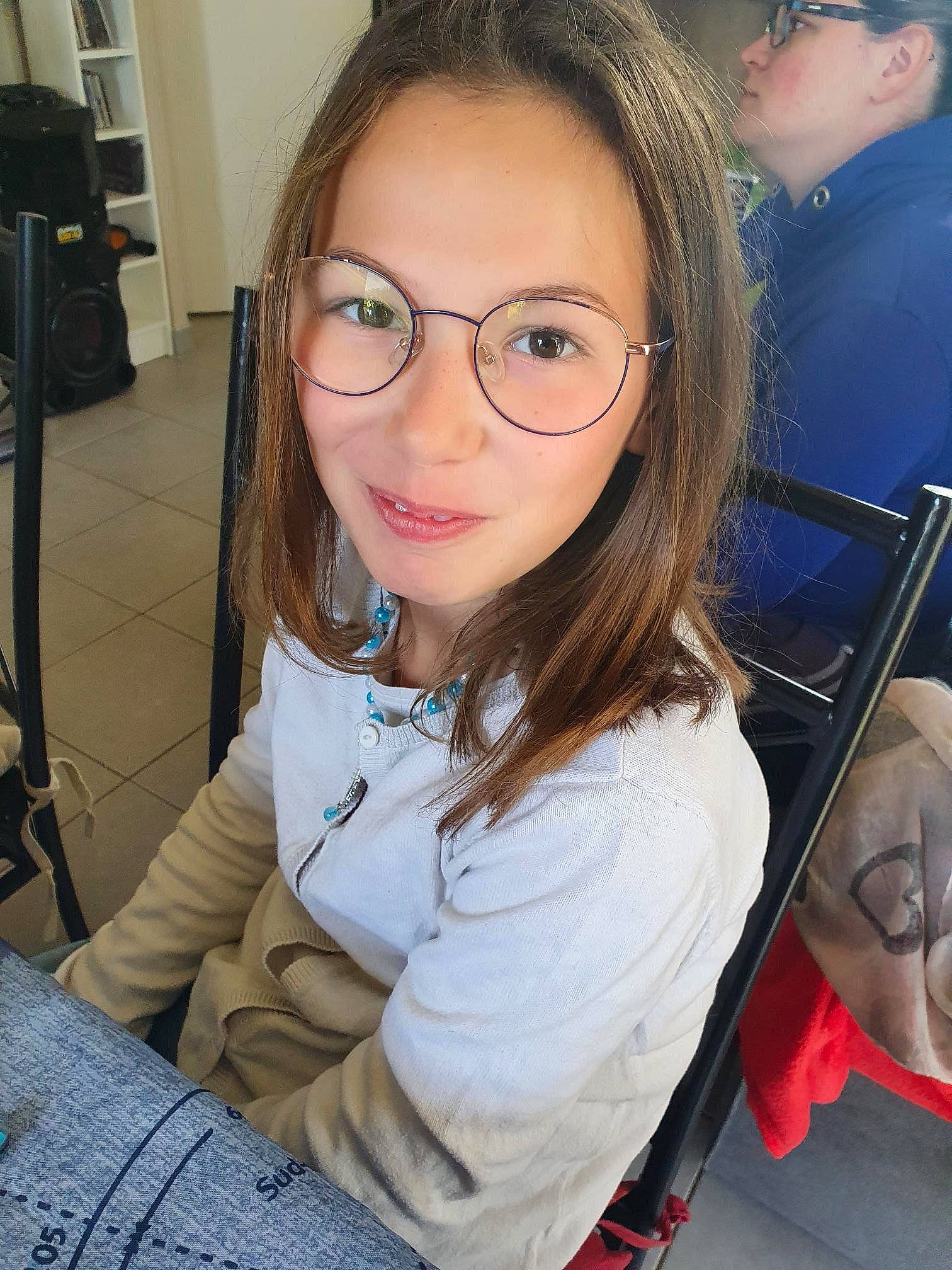Youna participe au concours pour gagner de l'argent avec cette photo : audio_equipment, blond, brown_hair, event, eyewear, face, fun, glasses, hair, hairstyle, head, human_leg, joy, layered_hair, lip, long_hair, organ, person, selfie, smile