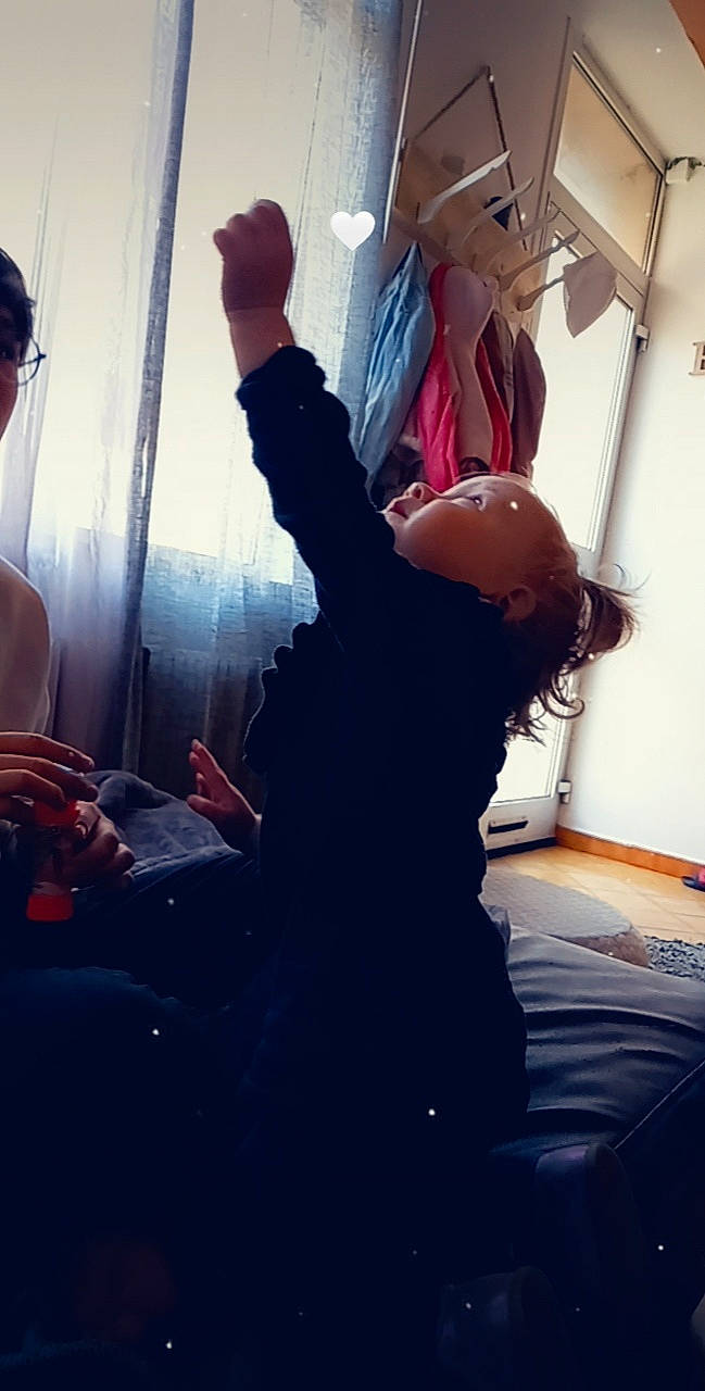 Enaya participe au concours pour gagner de l'argent avec cette photo : baseball_cap, cap, elbow, entertainment, event, fashion_design, flash_photography, fun, gesture, happy, human_leg, knee, leisure, magenta, performing_arts, person, sportswear, t_shirt, thigh, trunk