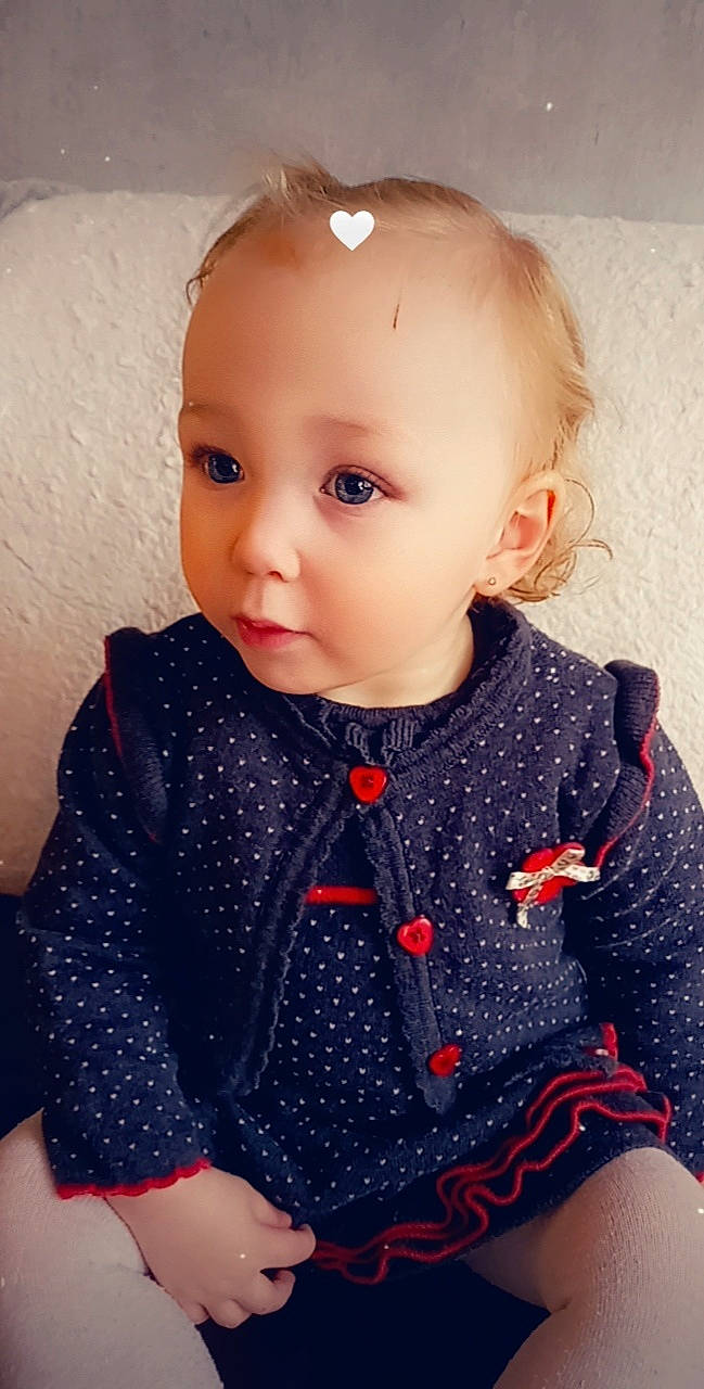 Enaya a rejoint le concours — aidez-le/la à gagner de superbes lots ! baby, baby_toddler_clothing, cheek, dress, eye, eyelash, face, hair, head, human_body, iris, lip, neck, organ, outerwear, person, pink, skin, sleeve, toddler